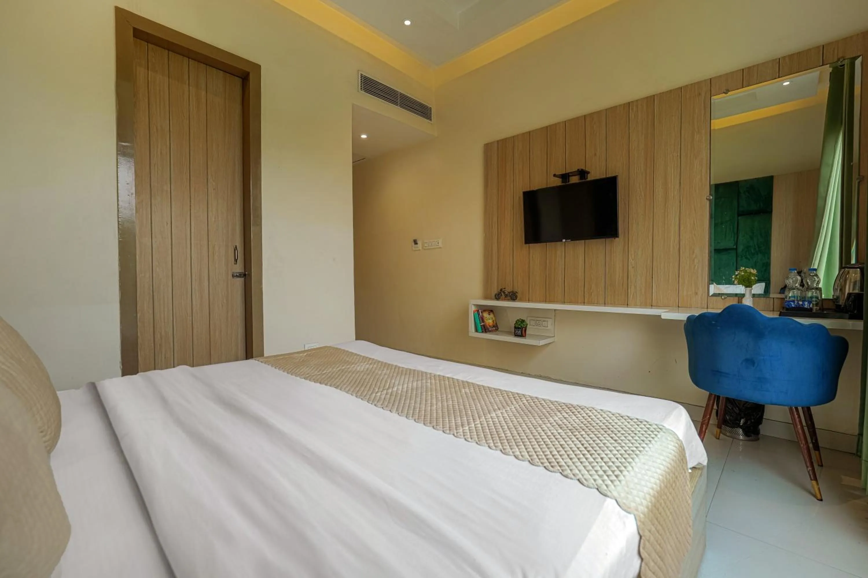 Photo of the whole room, Bed in Hotel Global Inn