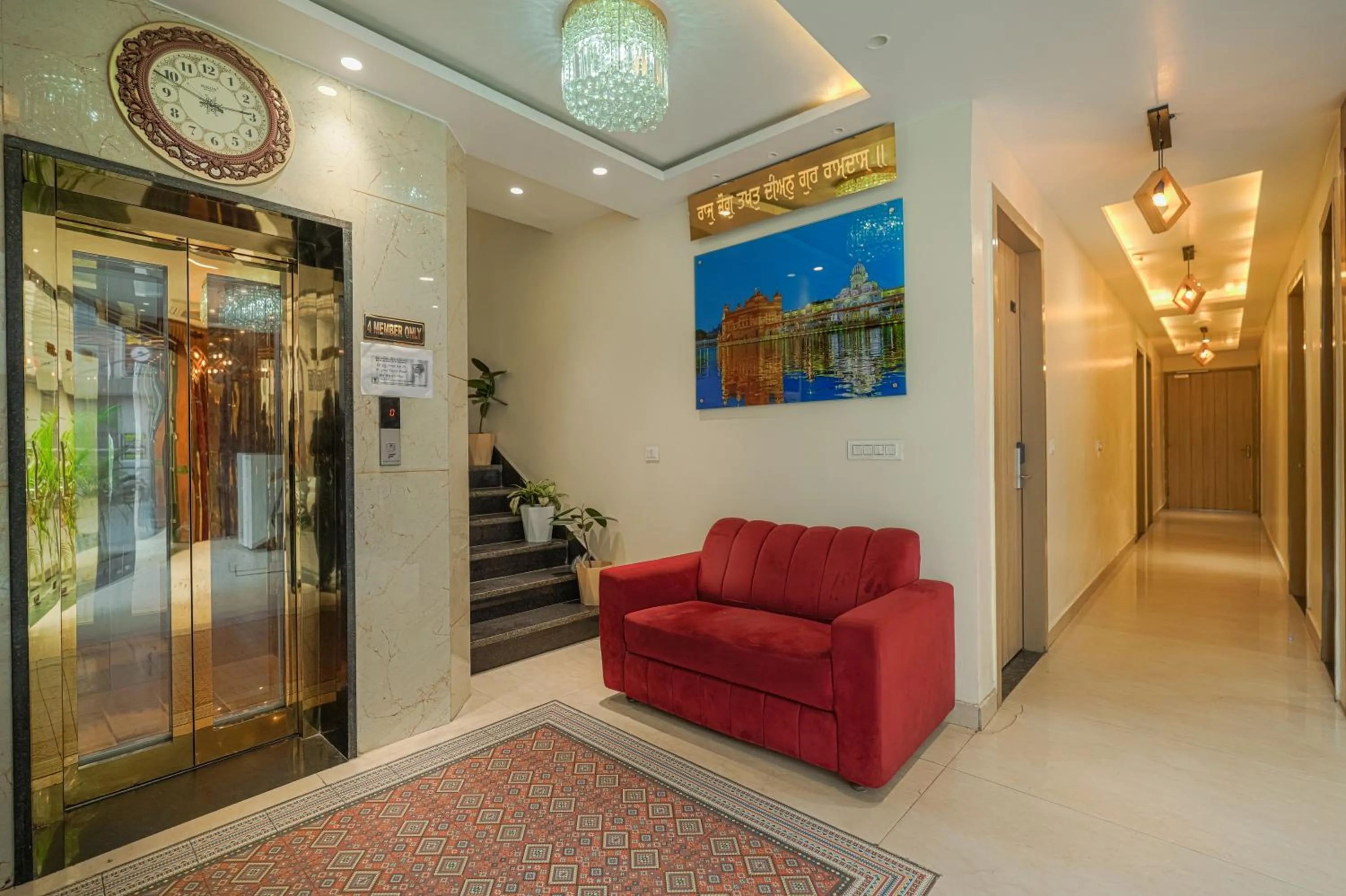 elevator in Hotel Global Inn