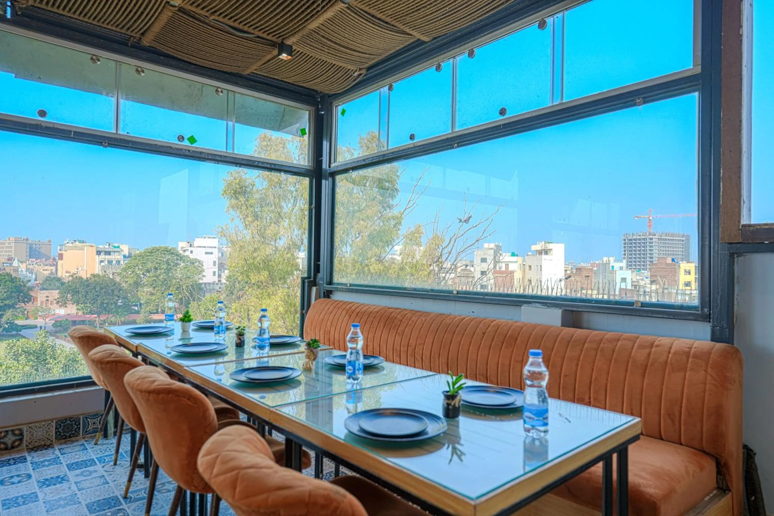 Restaurant/places to eat in Hotel Global Inn