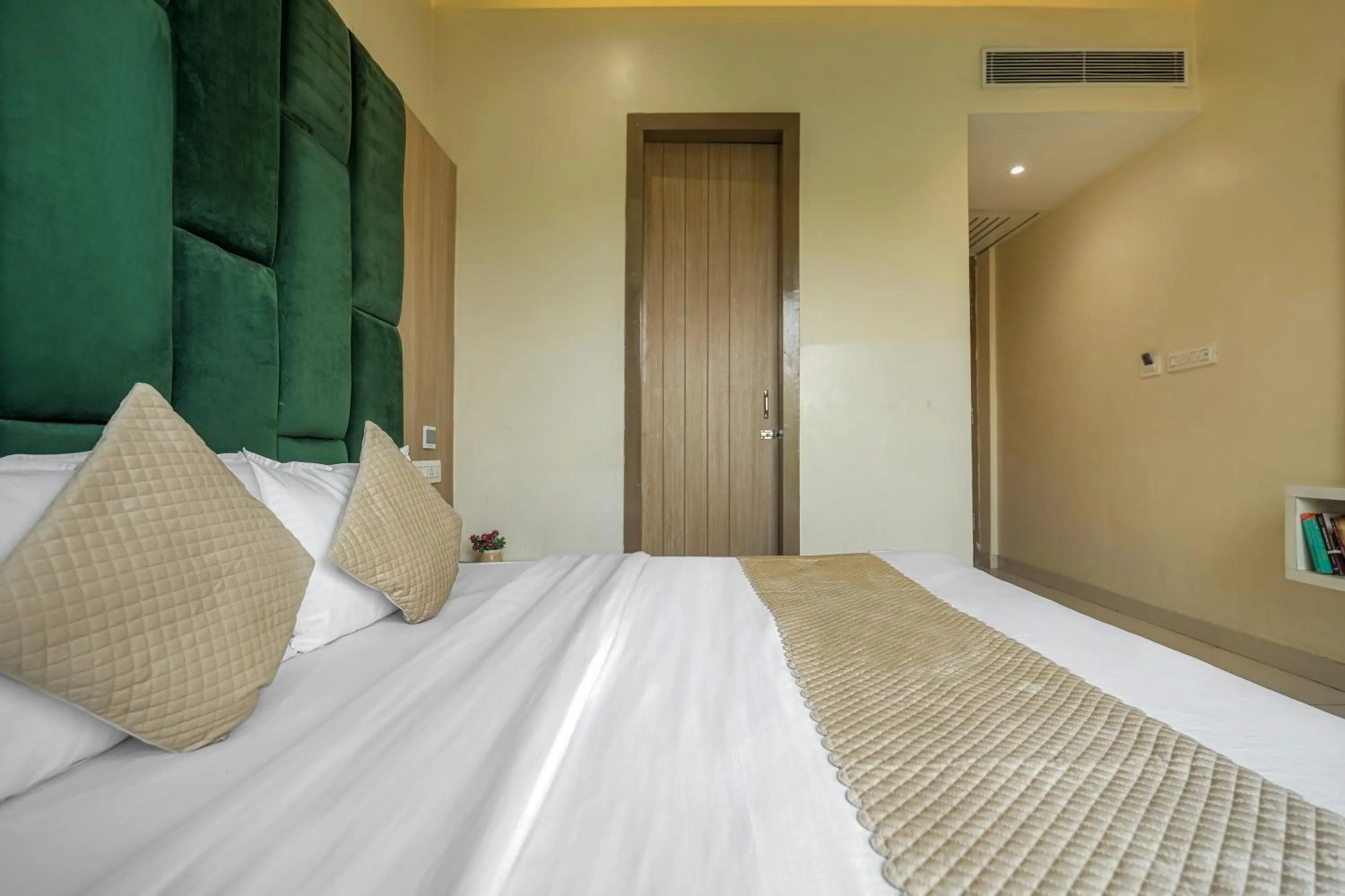 Photo of the whole room, Bed in Hotel Global Inn