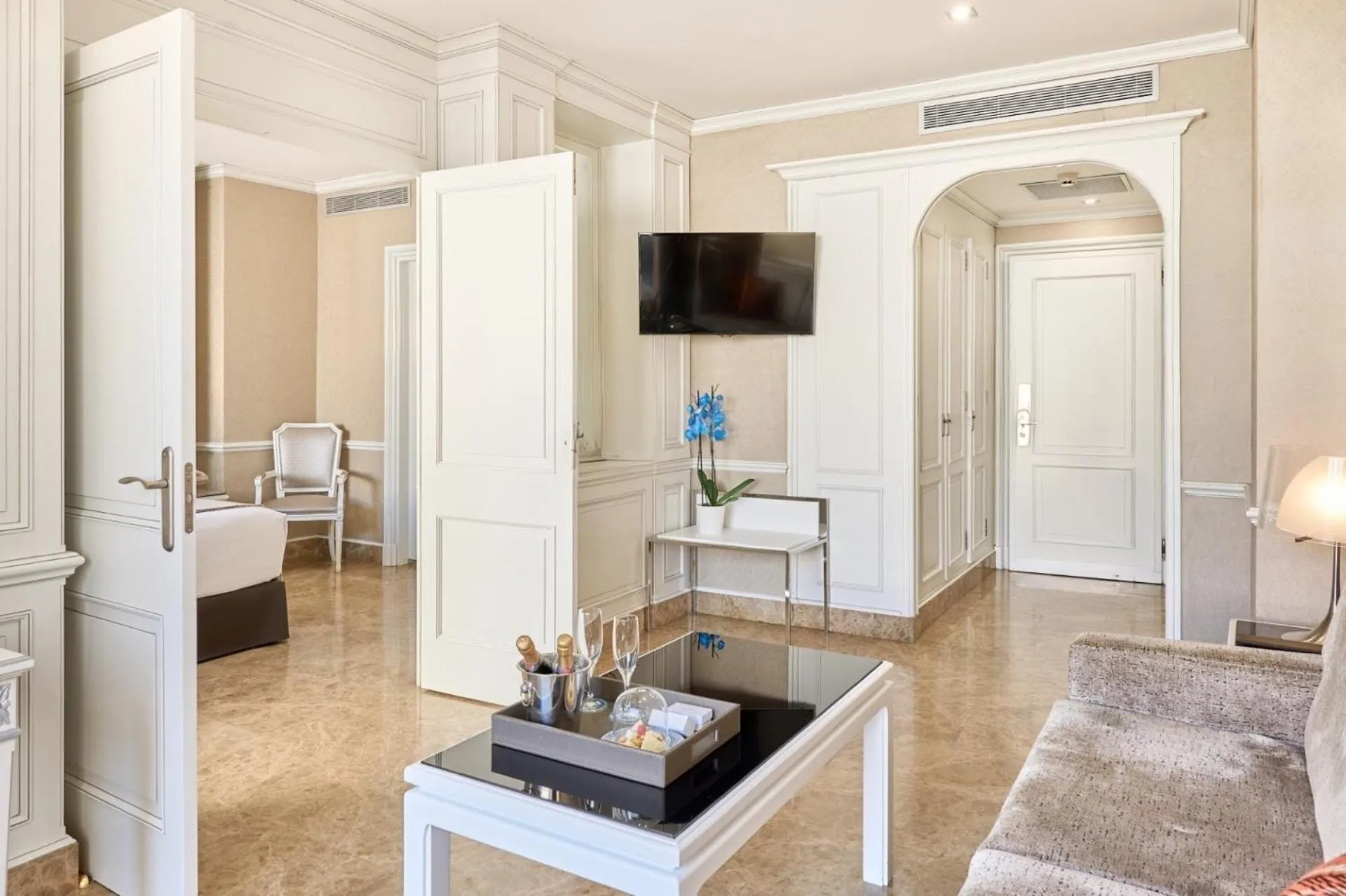 Living room, Bed in VP Jardín de Recoletos