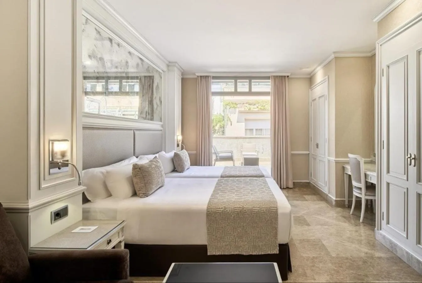 Photo of the whole room, Bed in VP Jardín de Recoletos