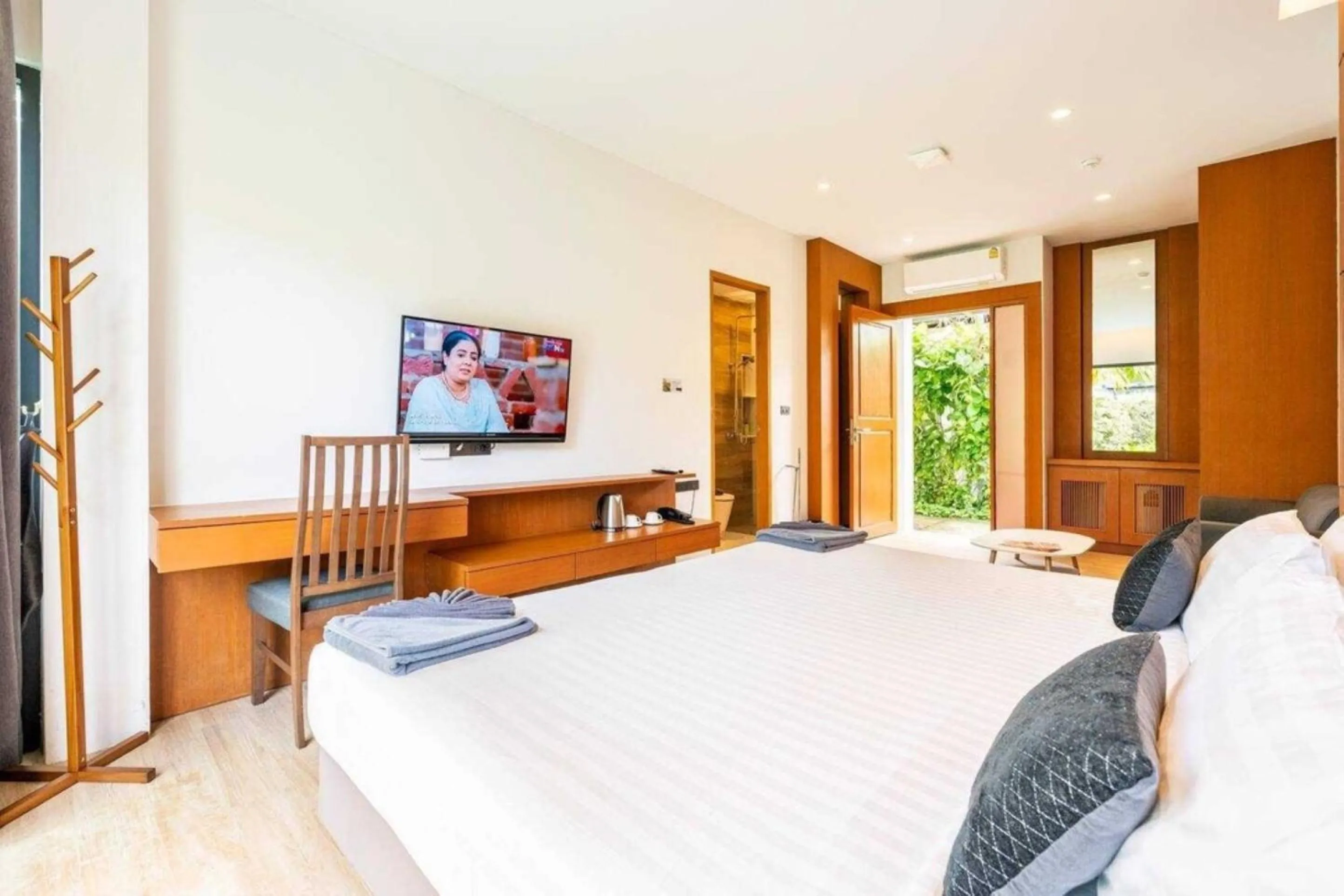 TV and multimedia, Bed in Tajh Pool Villas