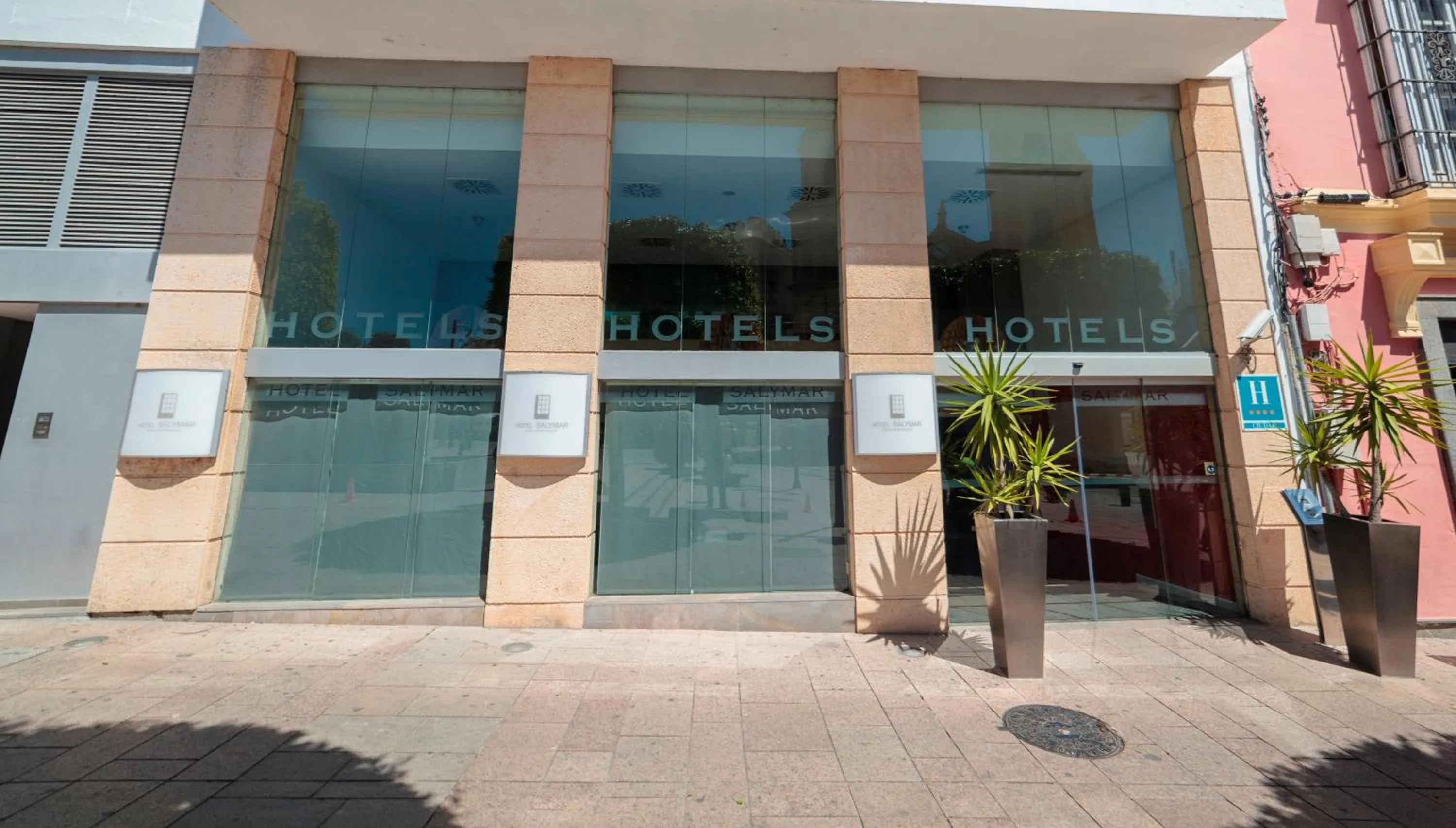 Facade/entrance in Hotel Salymar