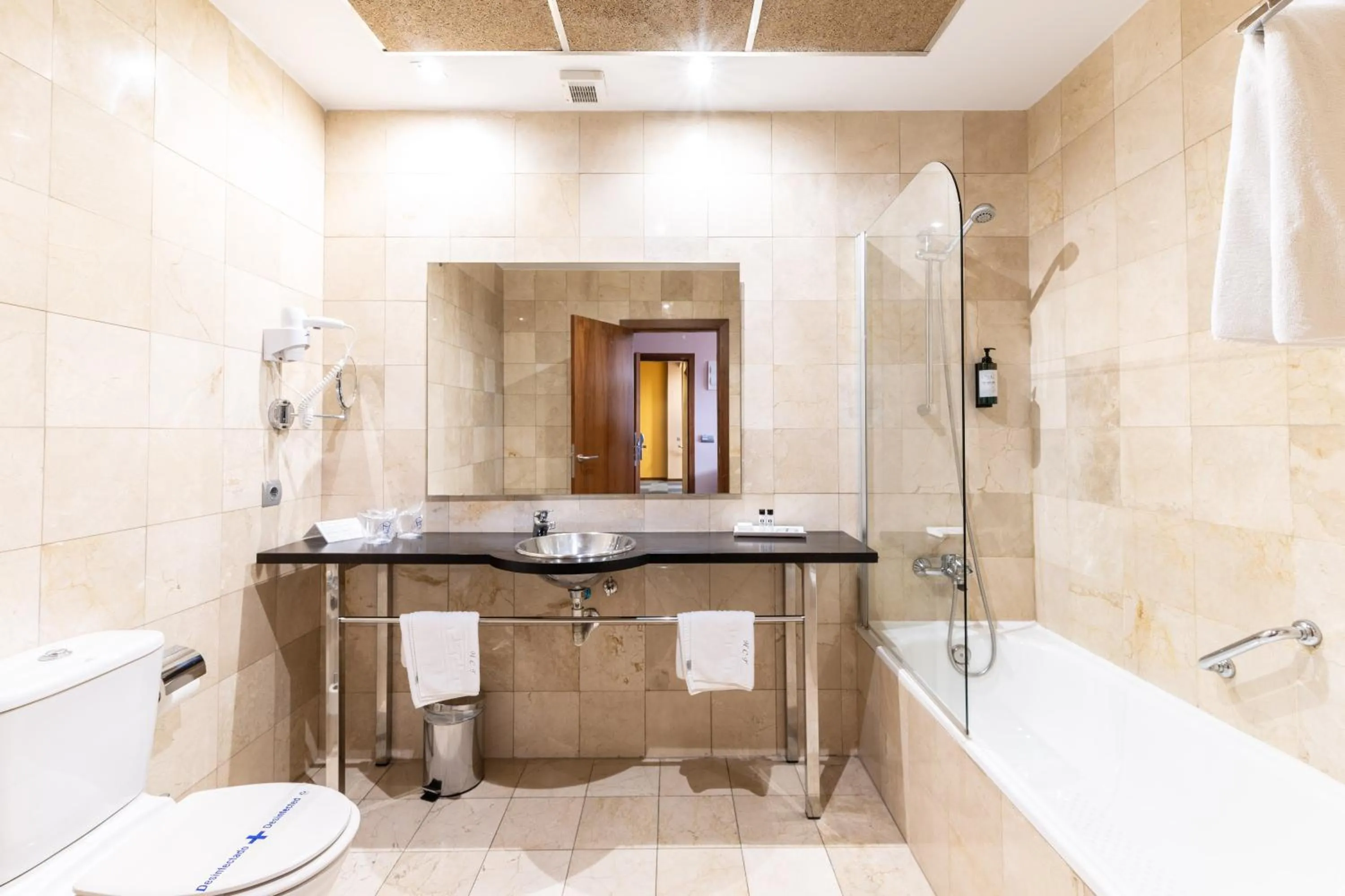 Bathroom in Hospedium Hotel Casino Del Tormes