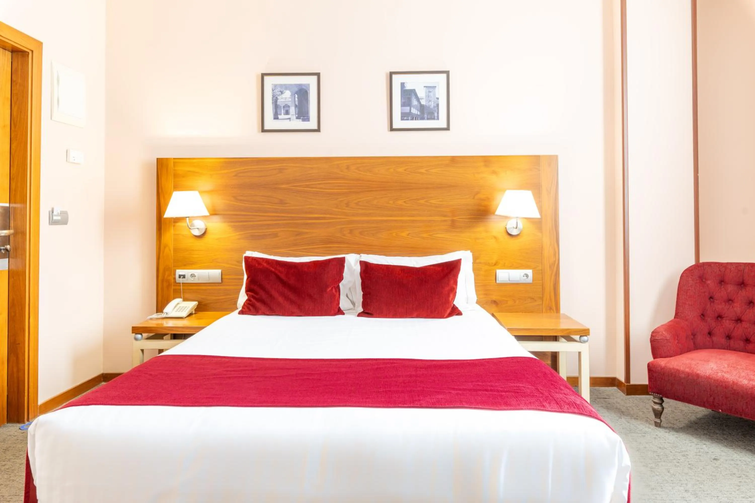 Photo of the whole room, Bed in Hospedium Hotel Casino Del Tormes