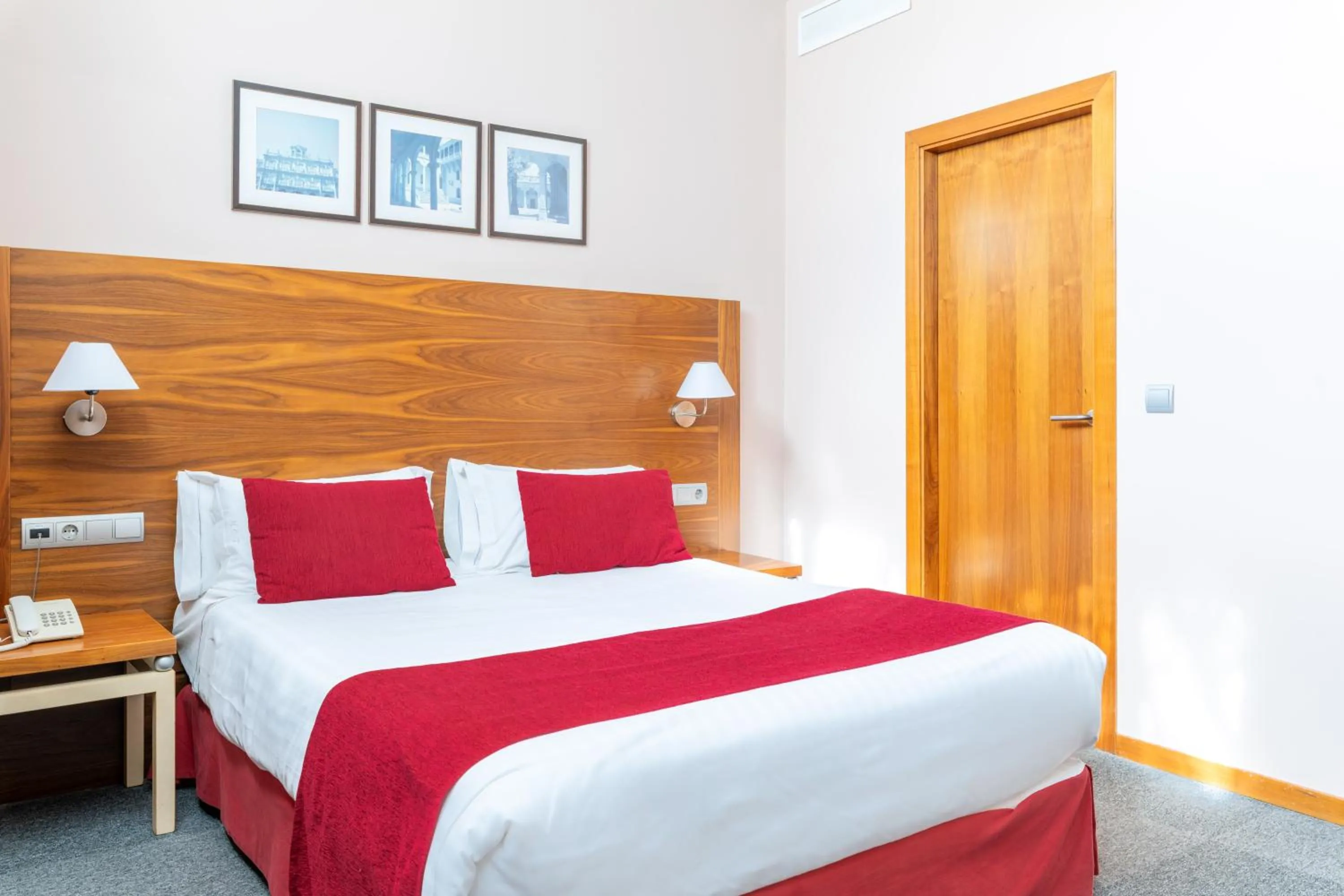 Photo of the whole room, Bed in Hospedium Hotel Casino Del Tormes