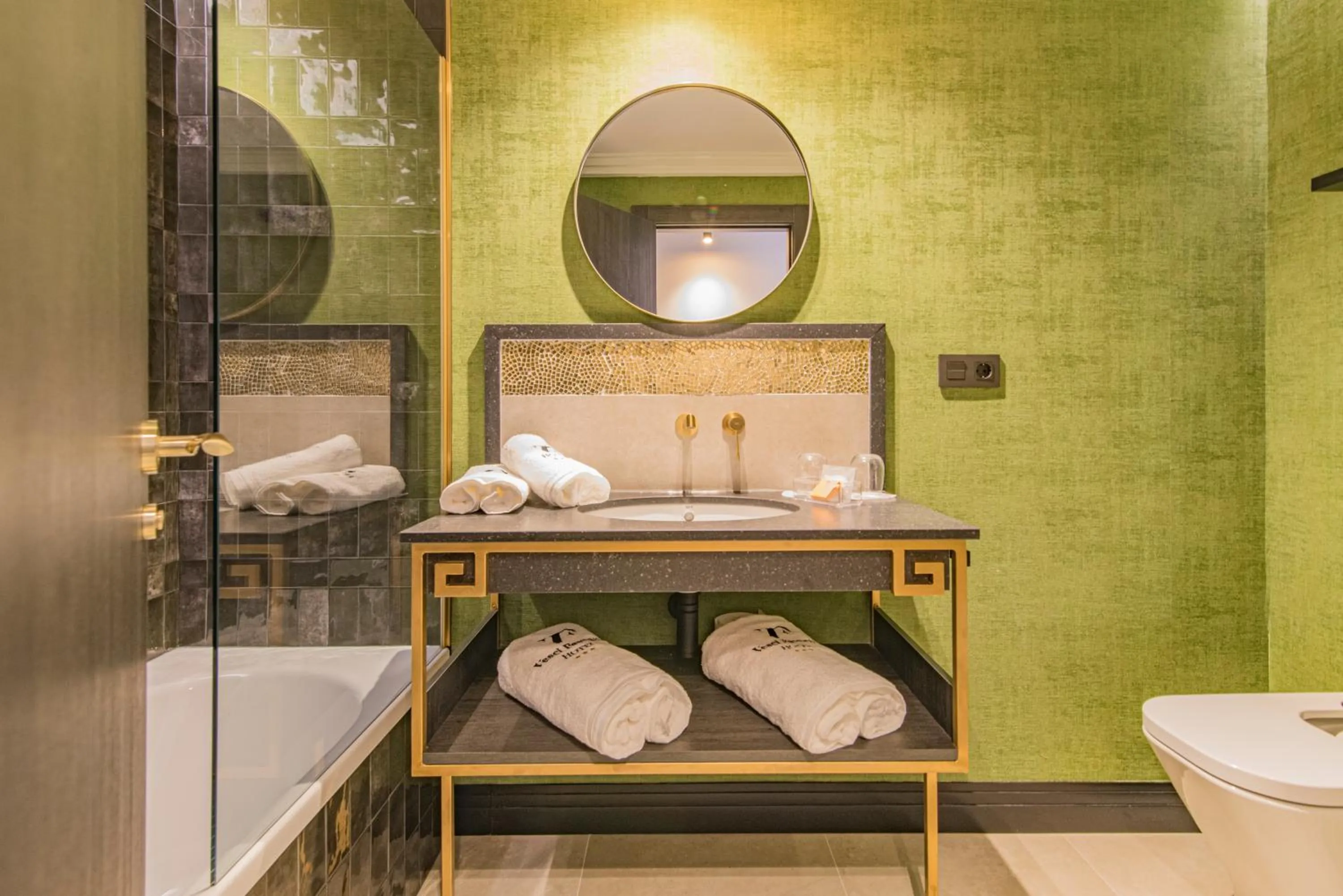 Toilet in VESCI FAVENTIA