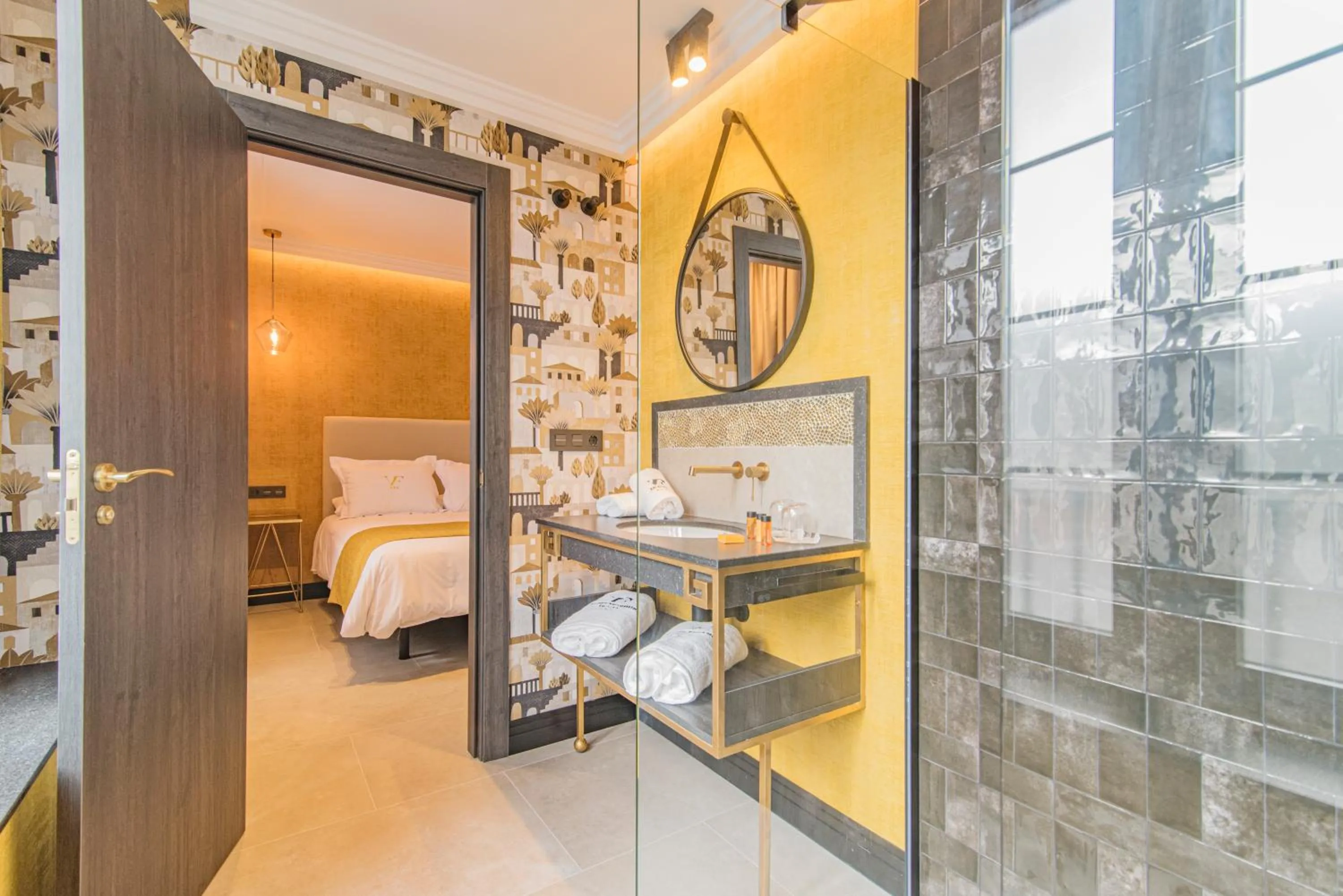 Shower, Bed in VESCI FAVENTIA