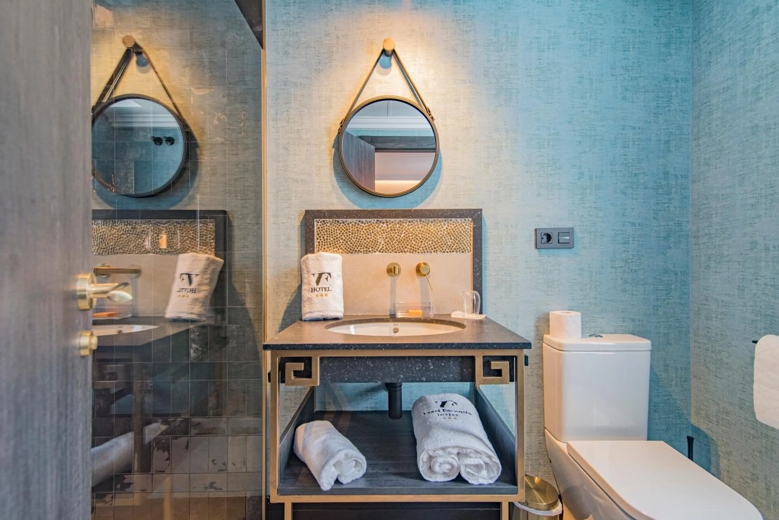 Toilet in VESCI FAVENTIA