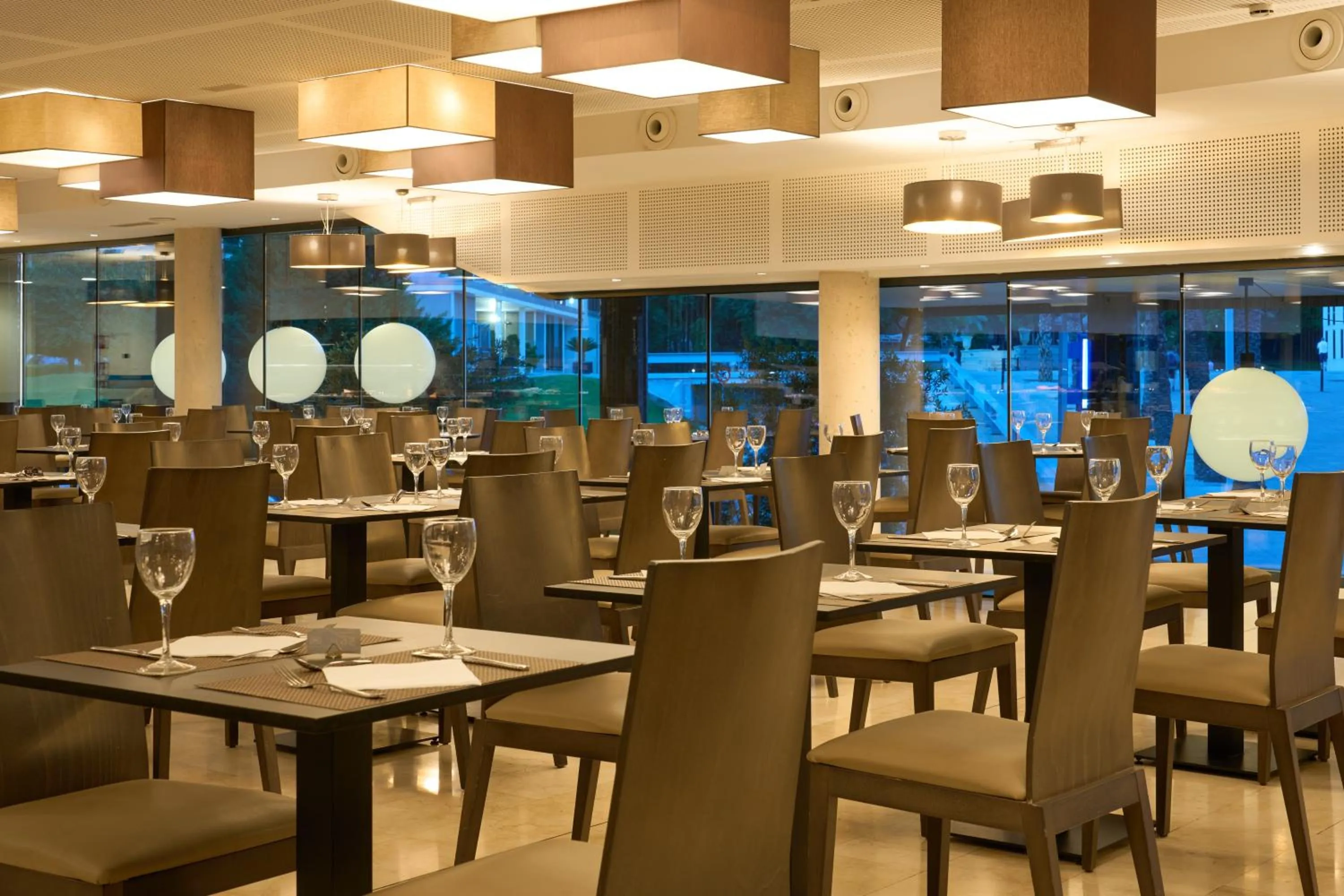 Restaurant/places to eat in Hotel Bristol 4 Sup