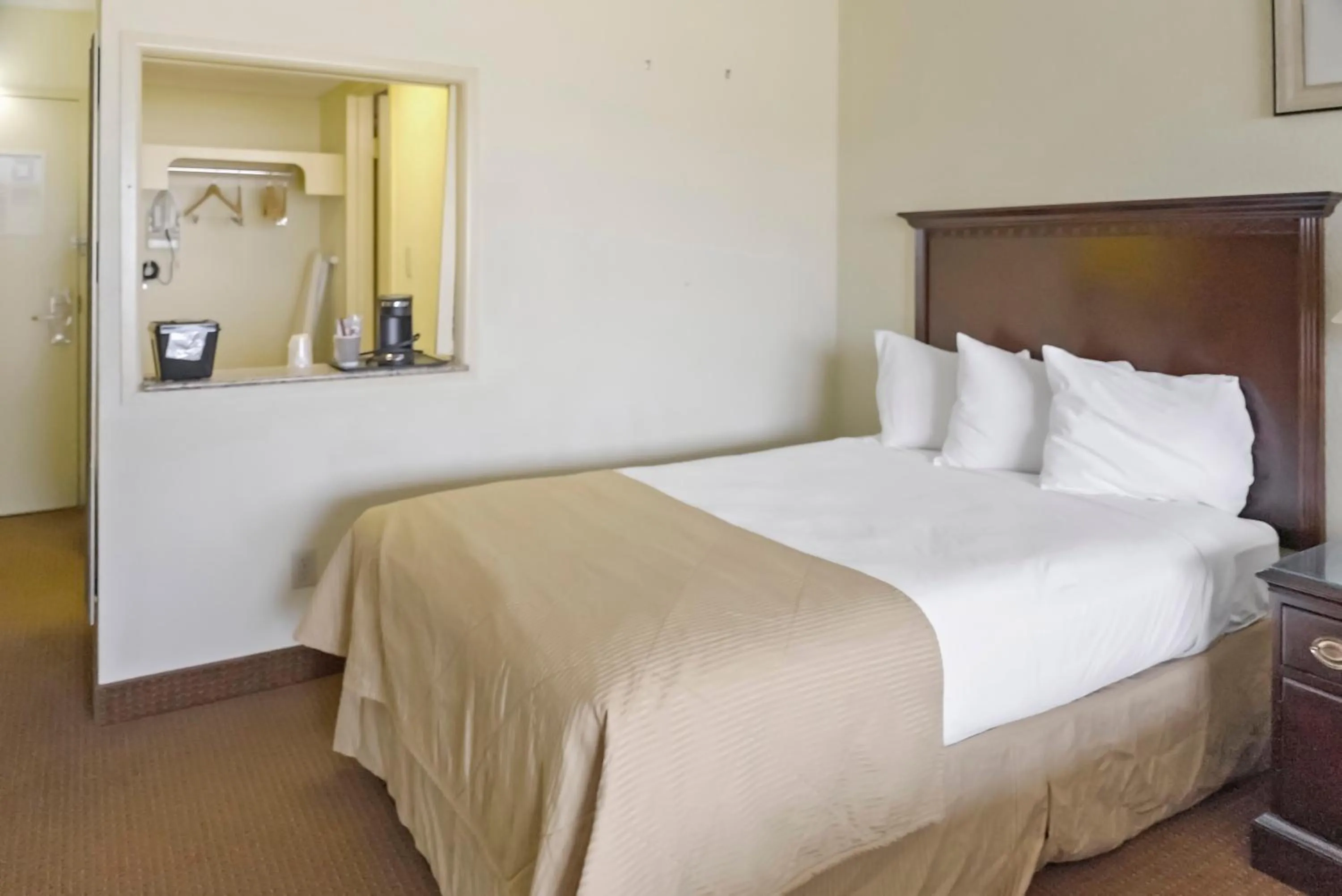 Bed in Economy Hotel Plus Wichita