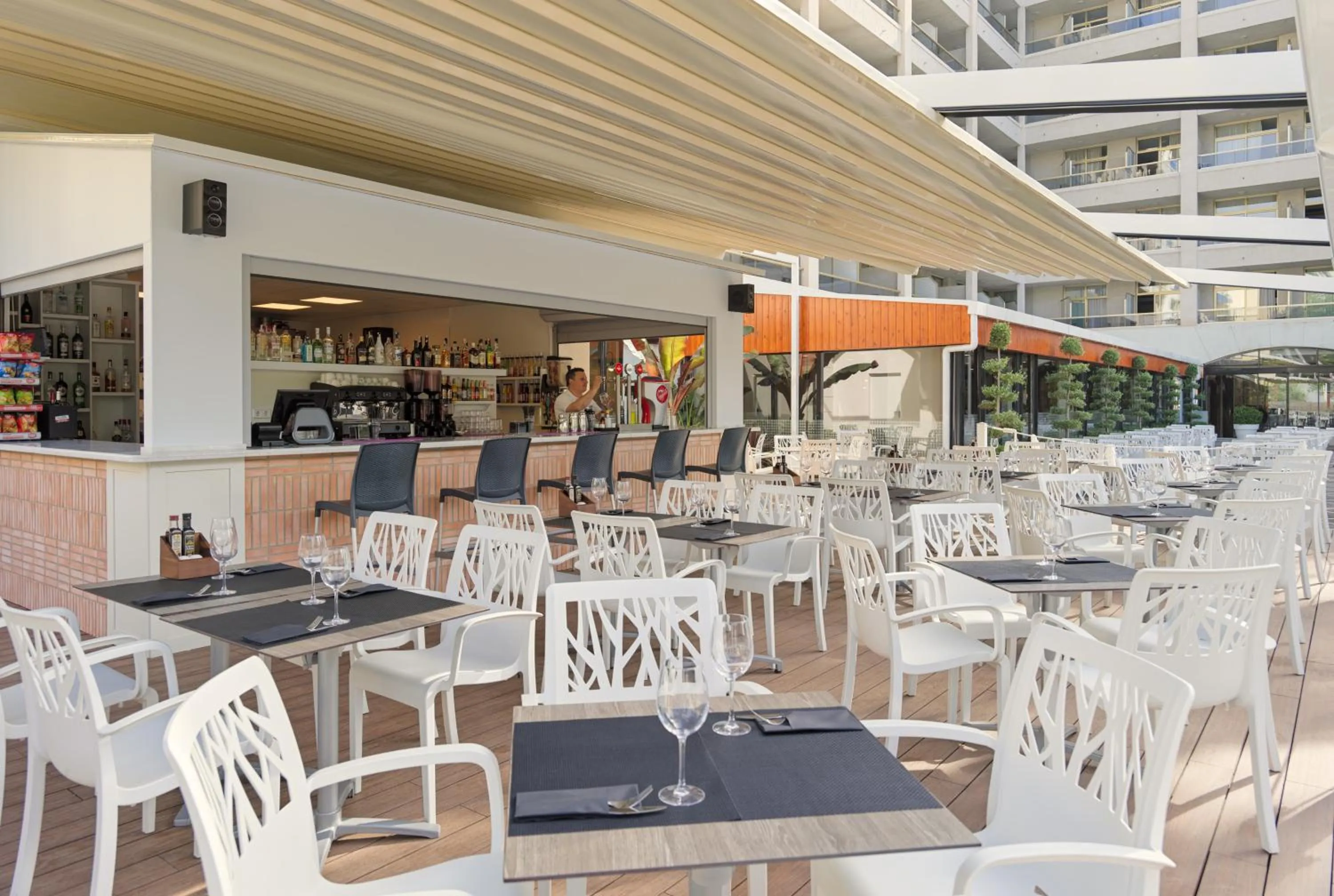 Lounge or bar in H10 Salou Princess