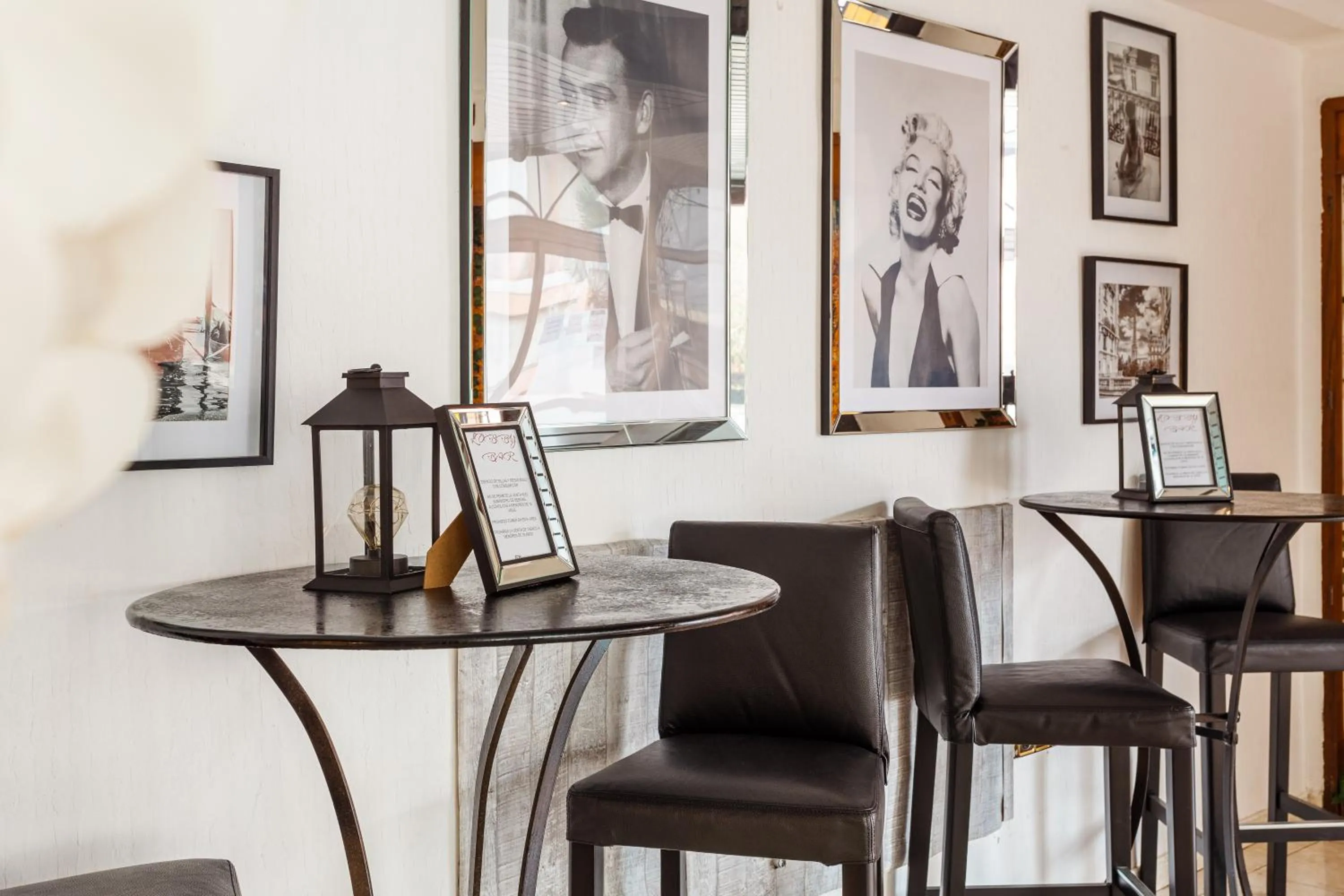 Seating area in Checkin Travé