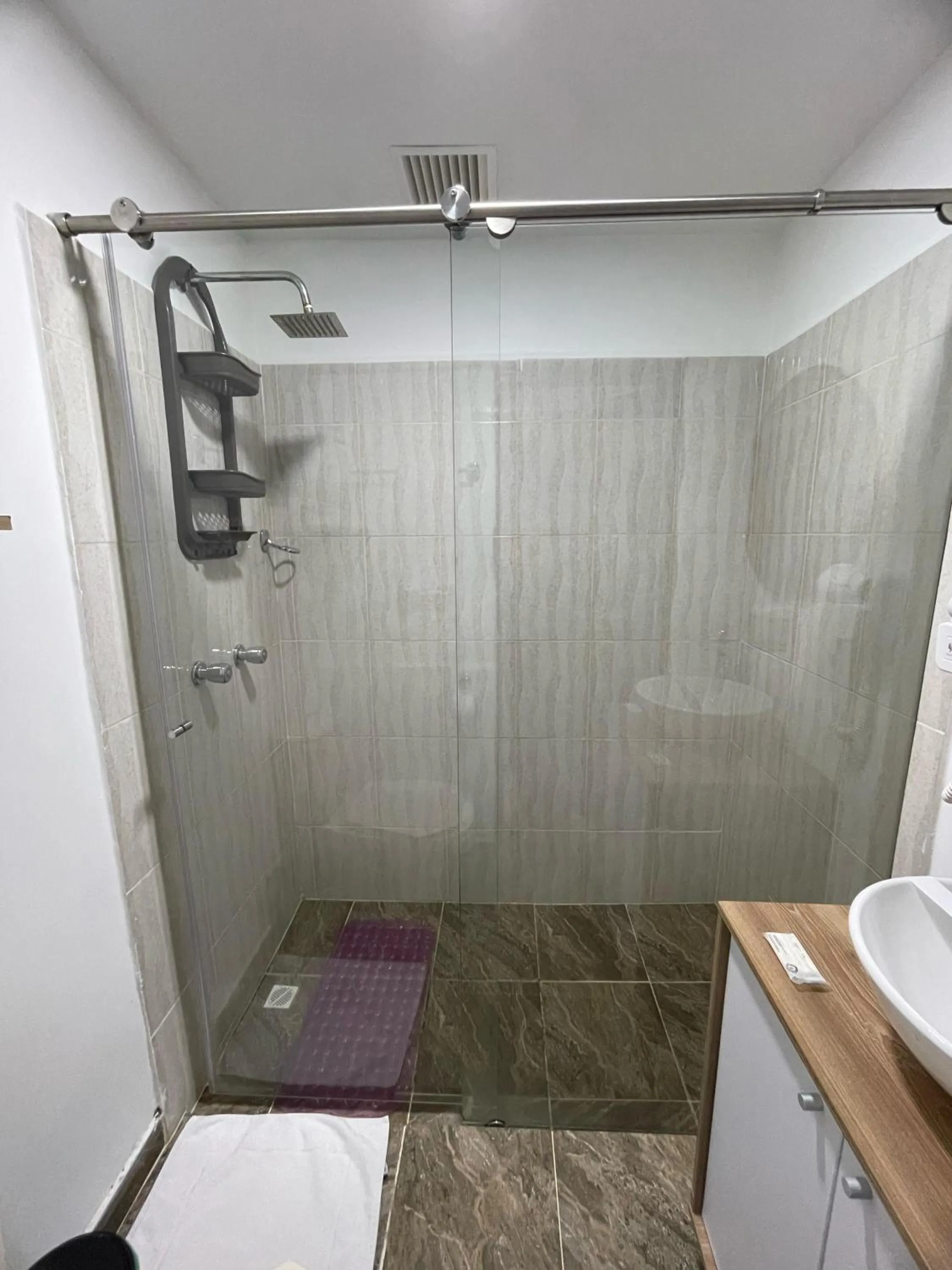 Shower in Aguacatala Hotel Boutique