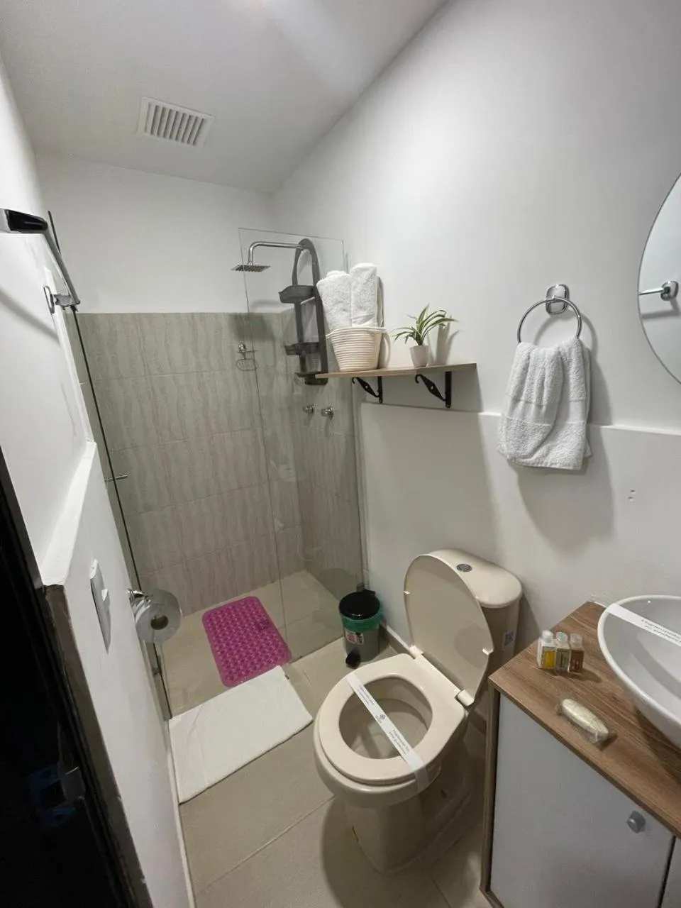 Shower in Aguacatala Hotel Boutique