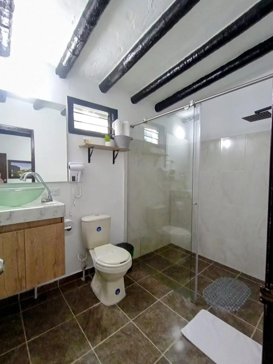 Shower in Aguacatala Hotel Boutique