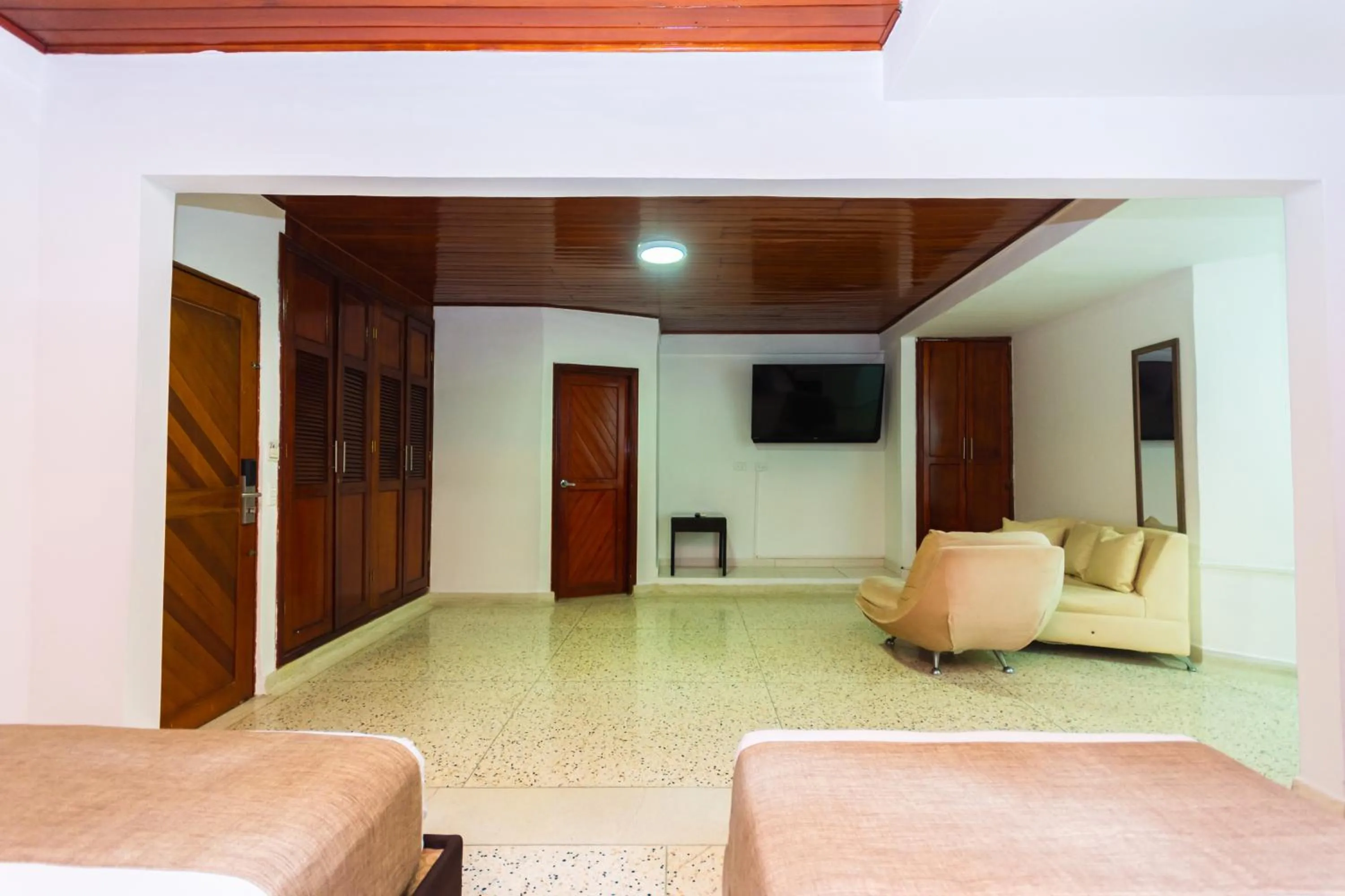 Communal lounge/ TV room in Hotel Med Suites 94