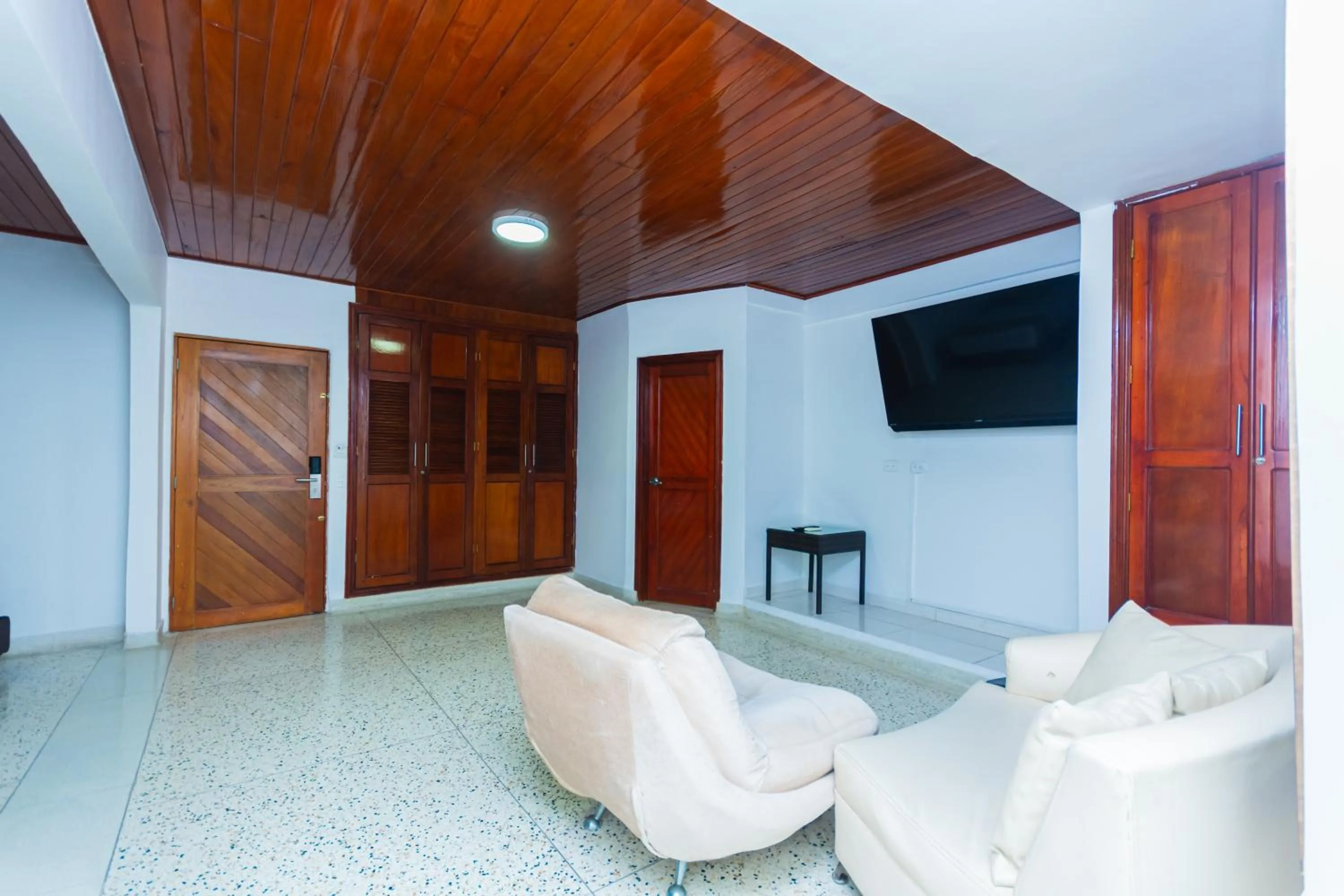 Communal lounge/ TV room in Hotel Med Suites 94