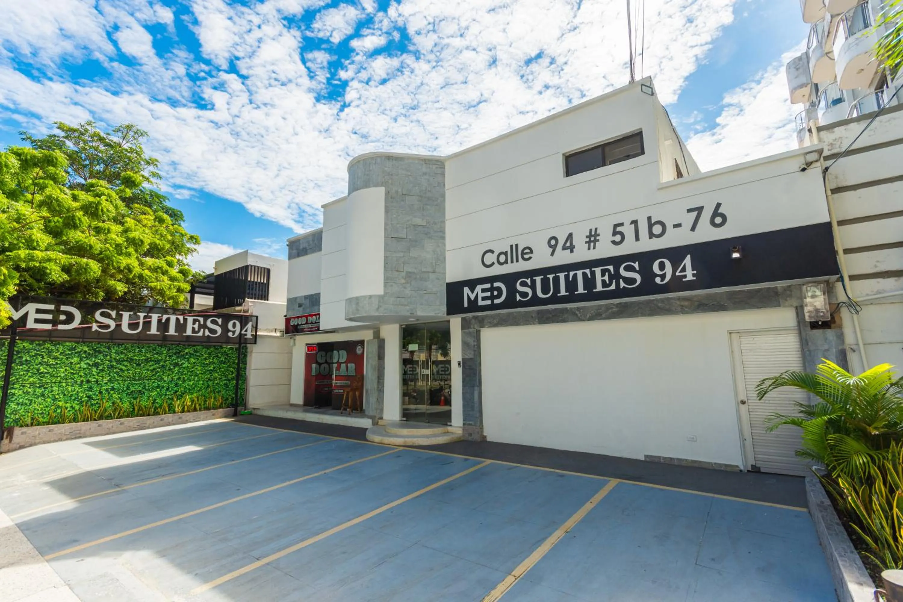 Property building in Hotel Med Suites 94