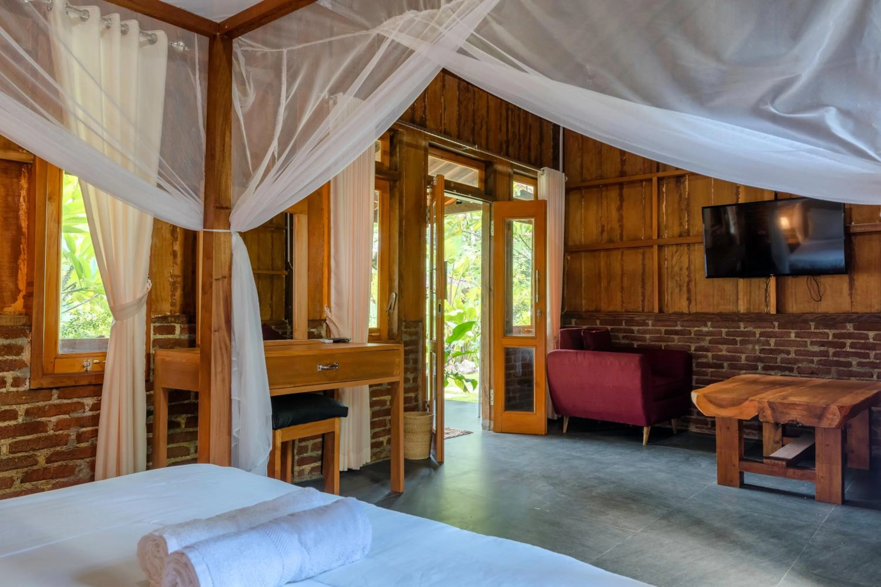 Communal lounge/ TV room, Bed in Tahlia's Villa