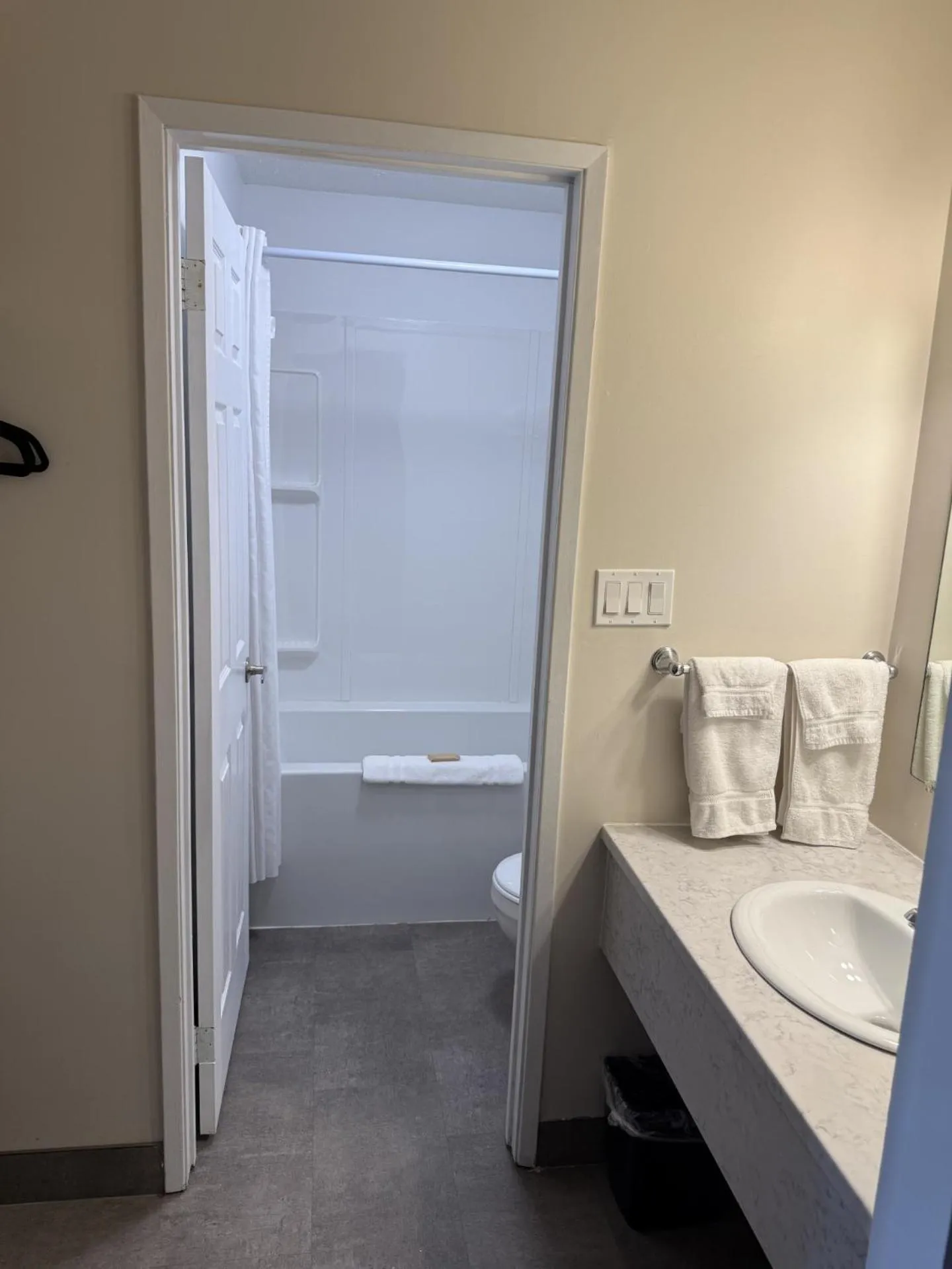 Bathroom, Bed in Anavada Inn & Suites - Grande Prairie