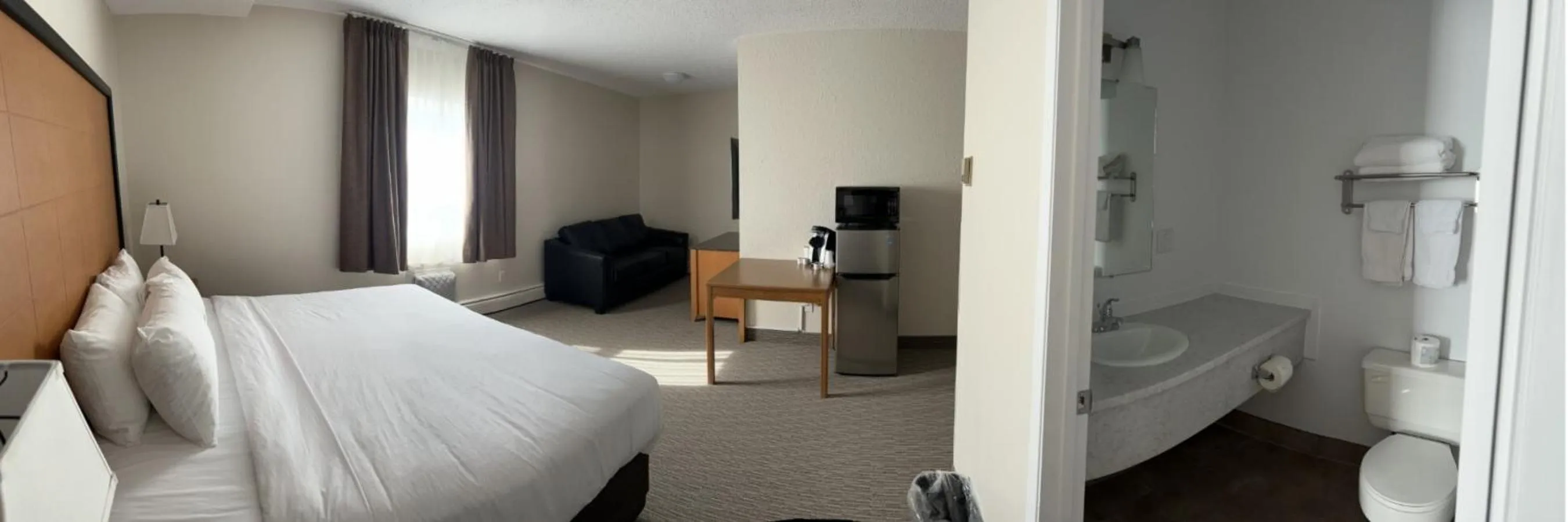 Photo of the whole room, Bed in Anavada Inn & Suites - Grande Prairie
