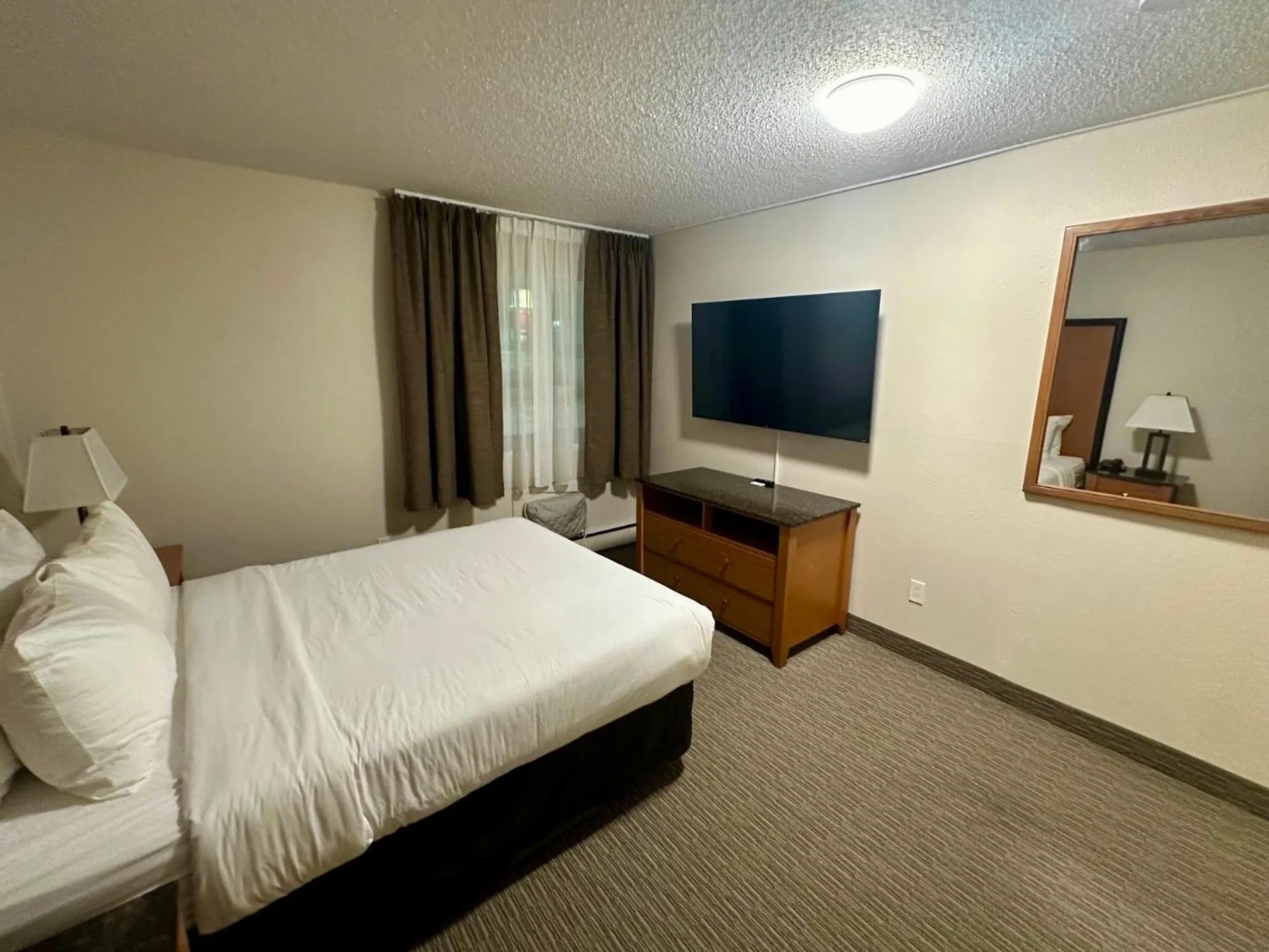TV and multimedia, Bed in Anavada Inn & Suites - Grande Prairie