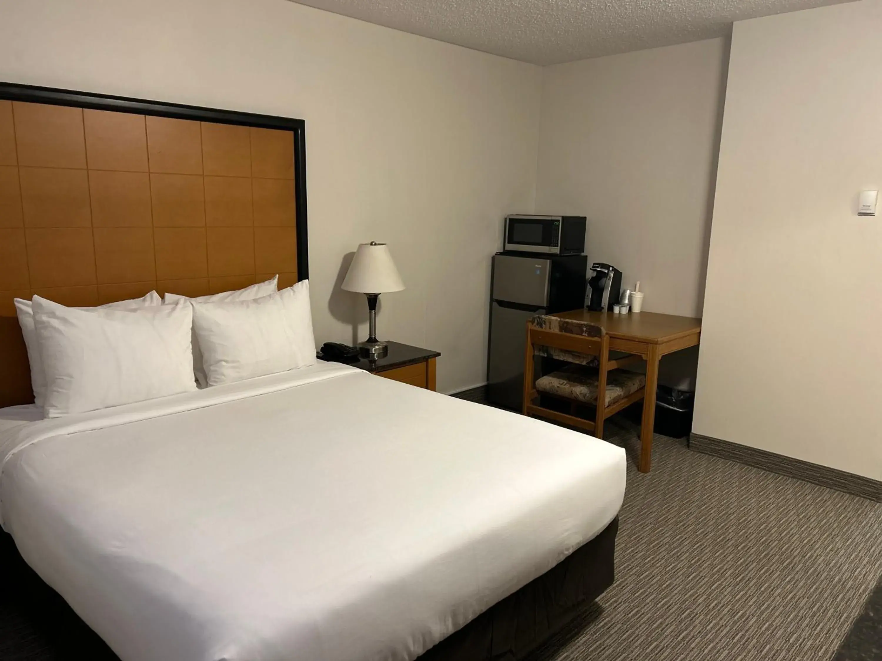 Deluxe Single Room - single occupancy in Anavada Inn & Suites - Grande Prairie Deluxe Single Room - single occupancy in Anavada Inn & Suites - Grande Prairie