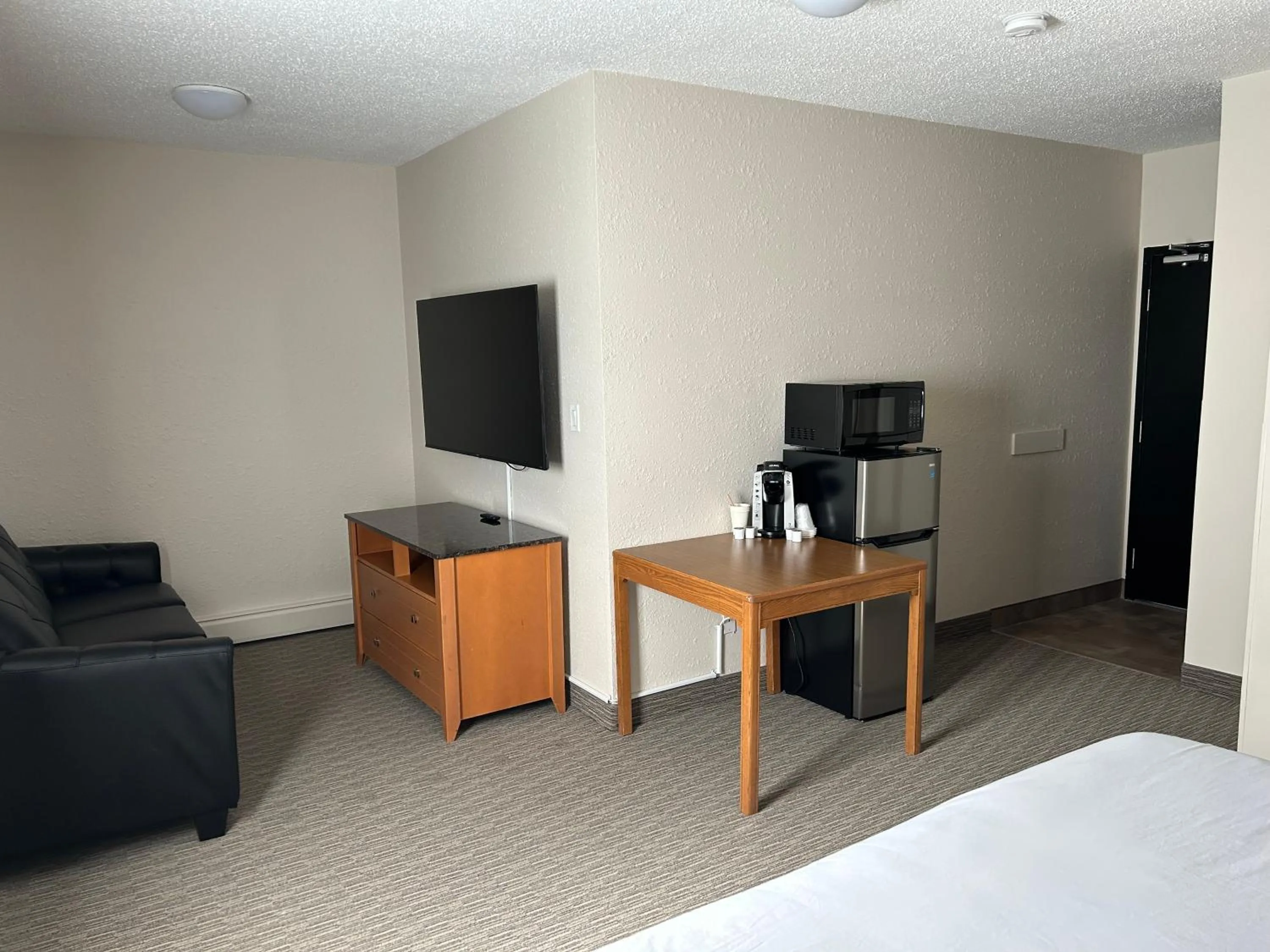 TV and multimedia, Bed in Anavada Inn & Suites - Grande Prairie