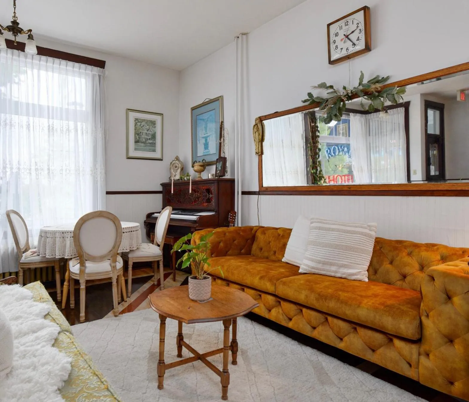 Living room in Royal Hotel Sydney