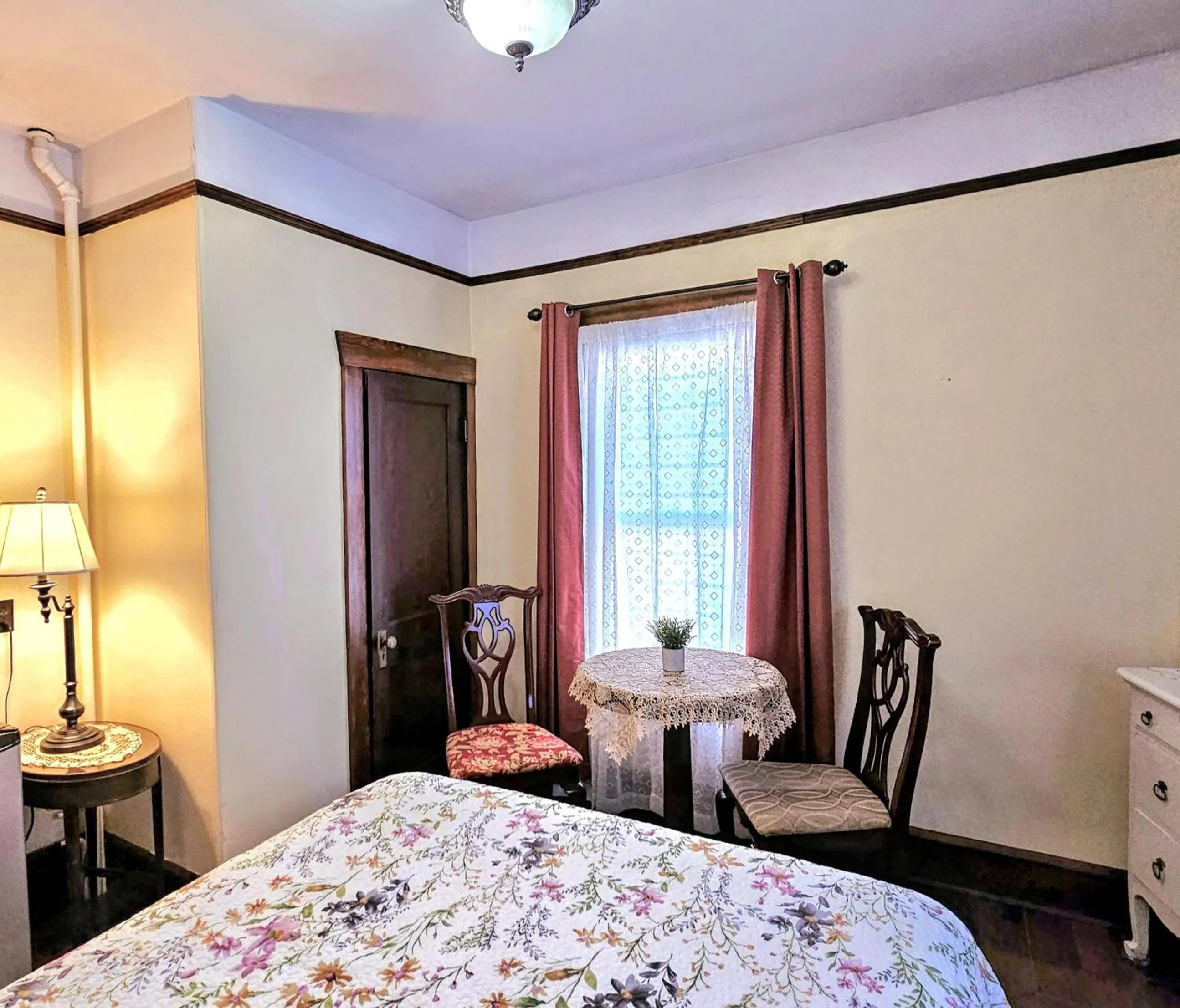 Bedroom, Bed in Royal Hotel Sydney