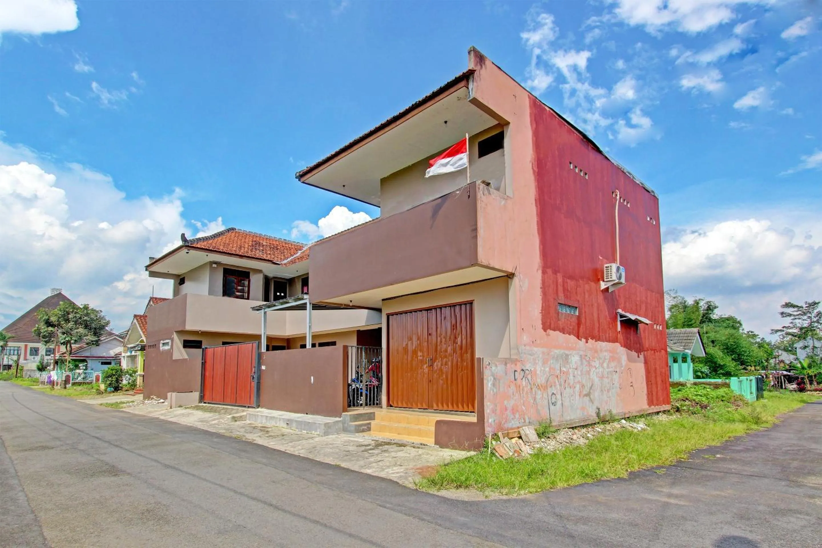 Facade/entrance in Hotel O Guest House Mustika Syariah Near alun alun kota purwokerto