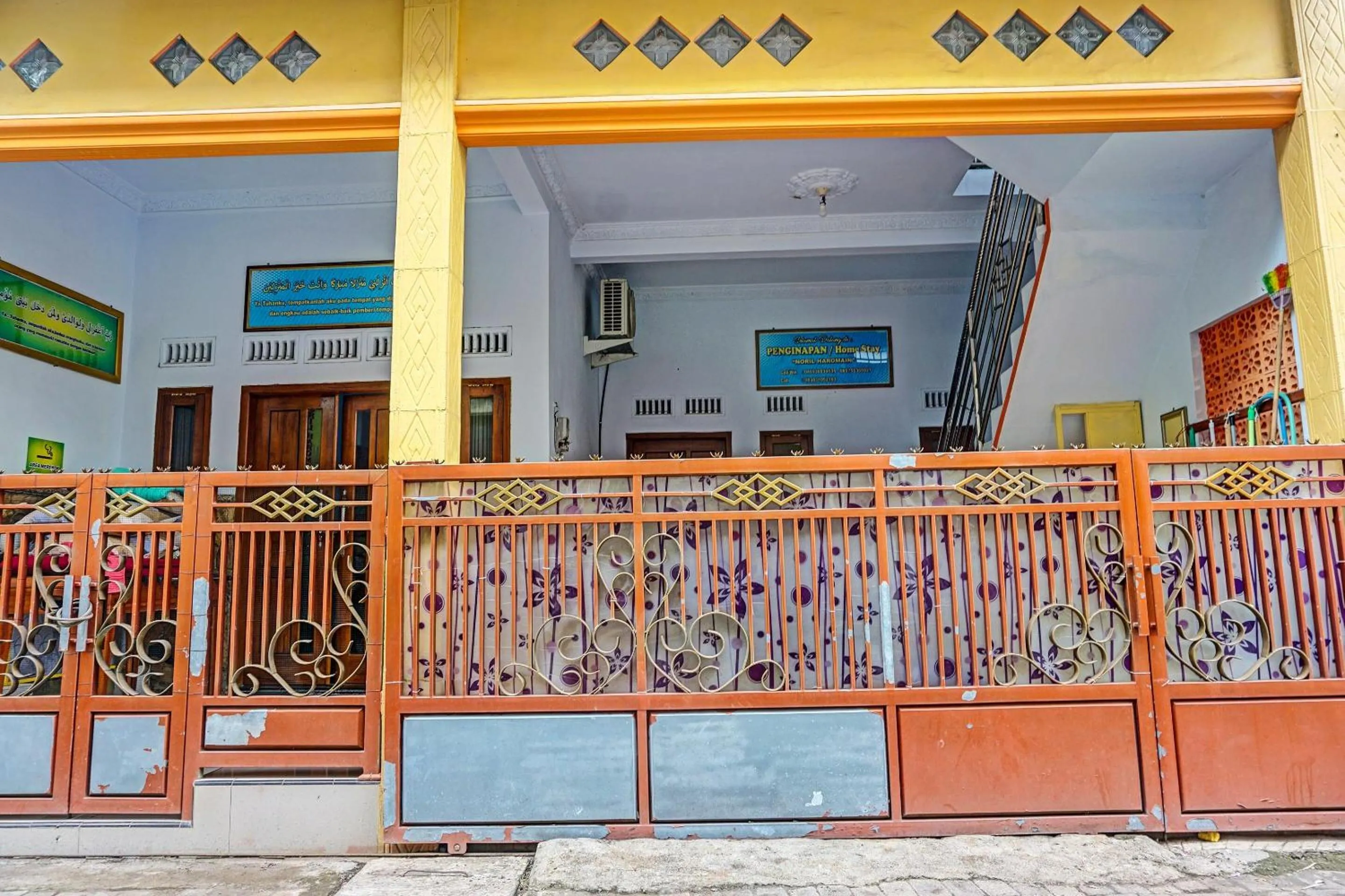 Facade/entrance in Hotel O Noril Haromain Homestay Syariah