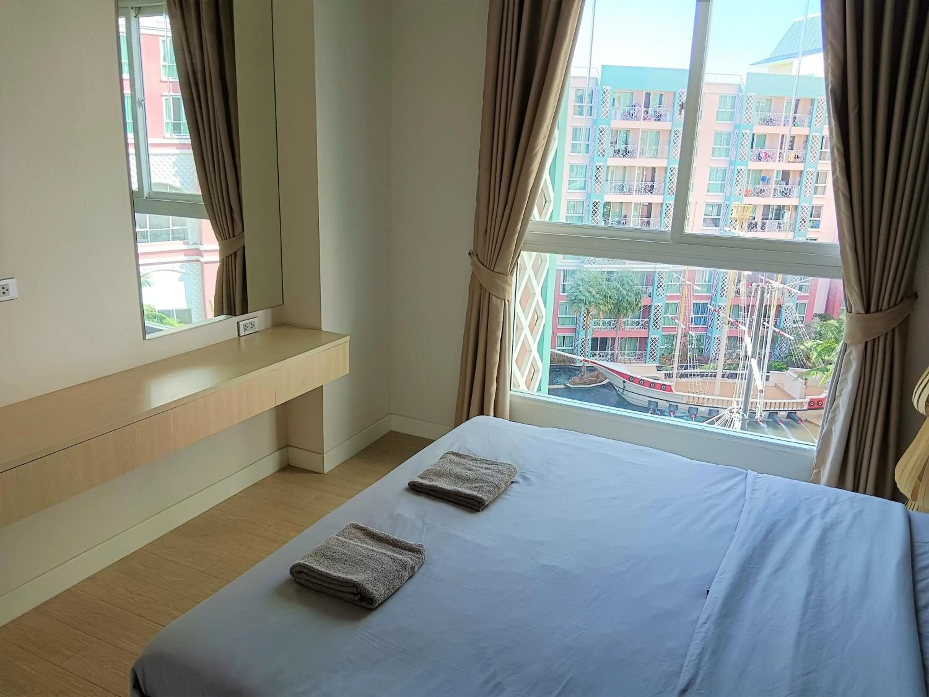 Bed in Grande Caribbean Condo Resort Pattaya