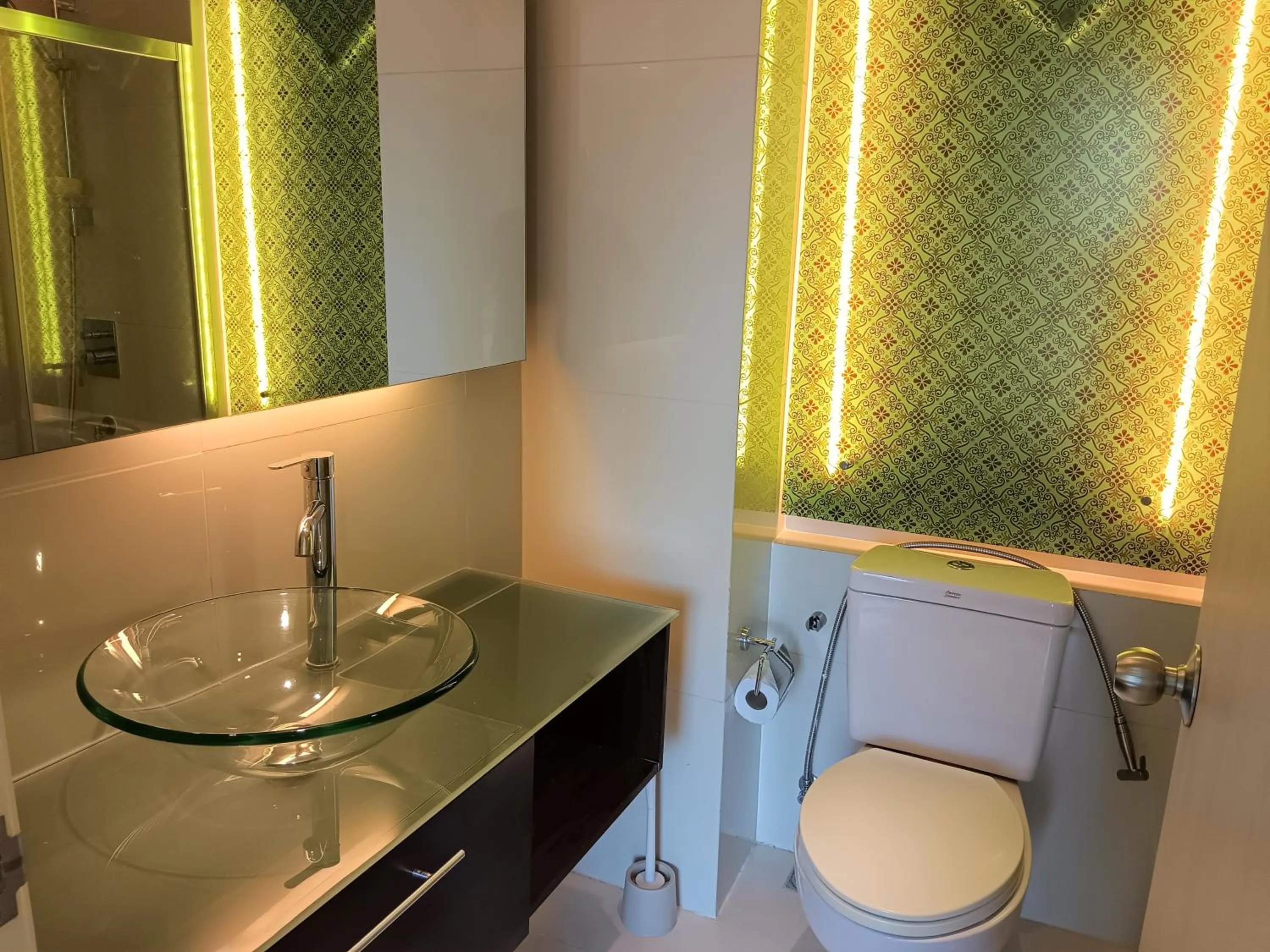 Toilet in Grande Caribbean Condo Resort Pattaya