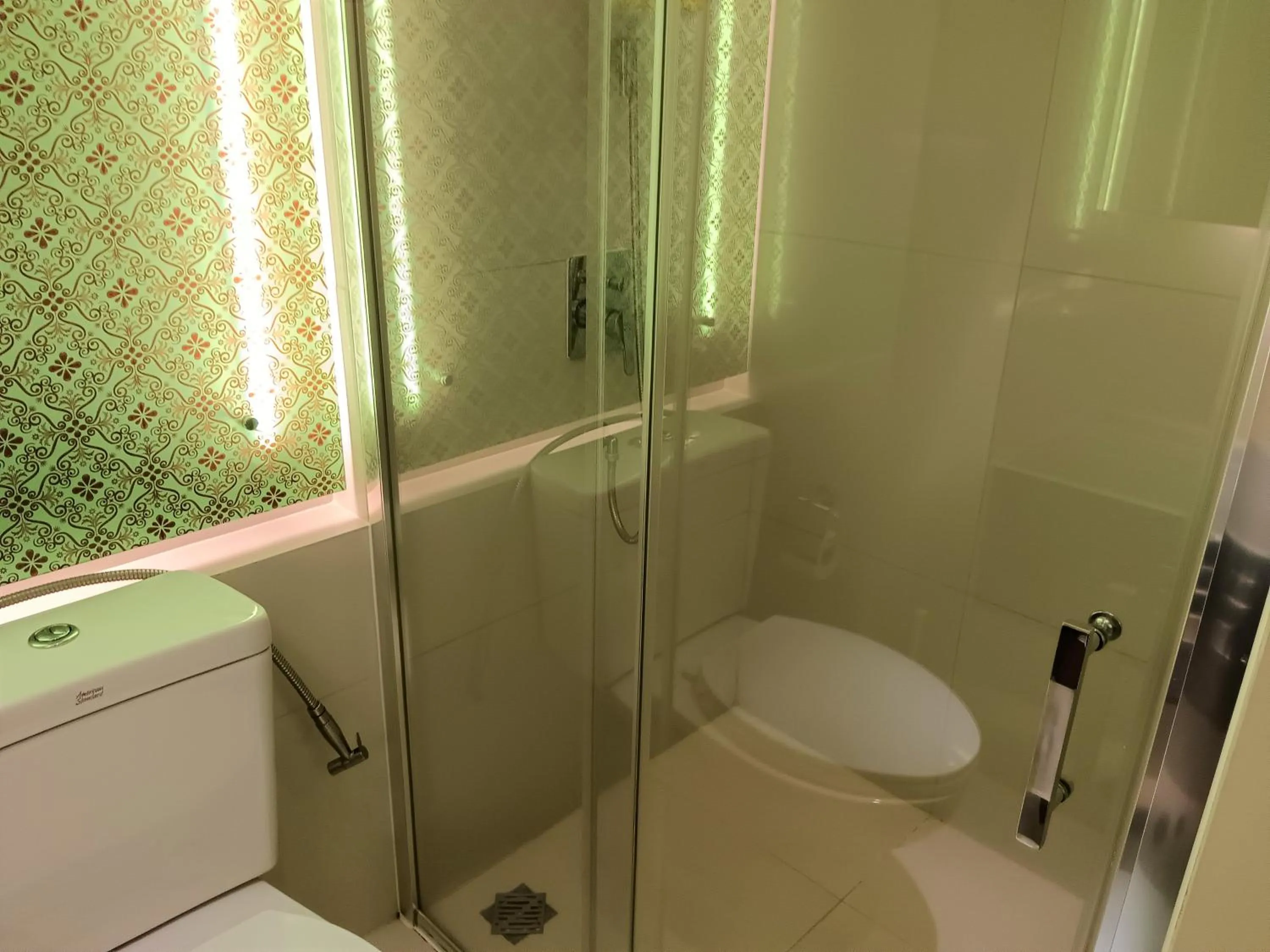 Shower in Grande Caribbean Condo Resort Pattaya