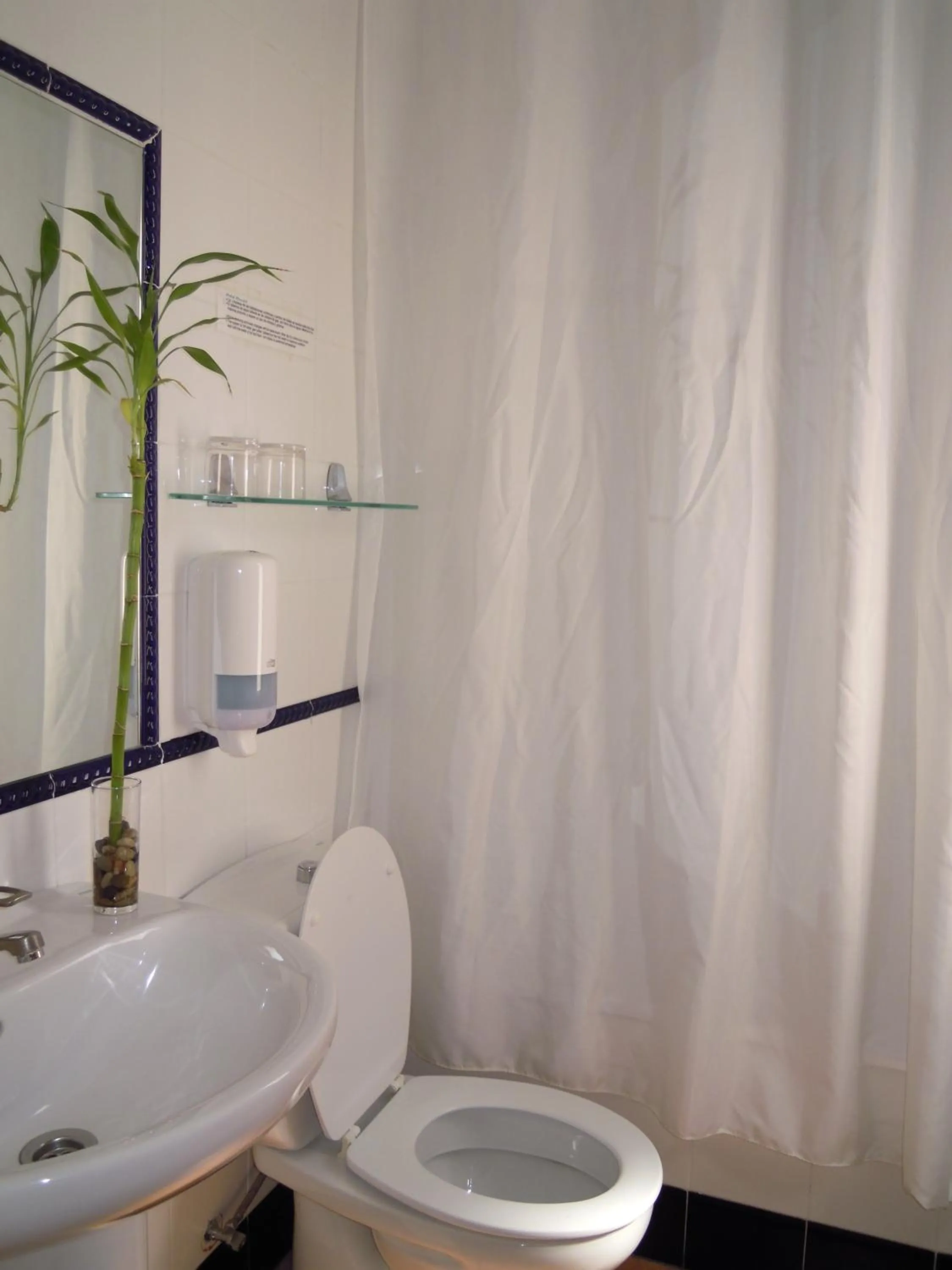 Bathroom in Hostal Moscatel