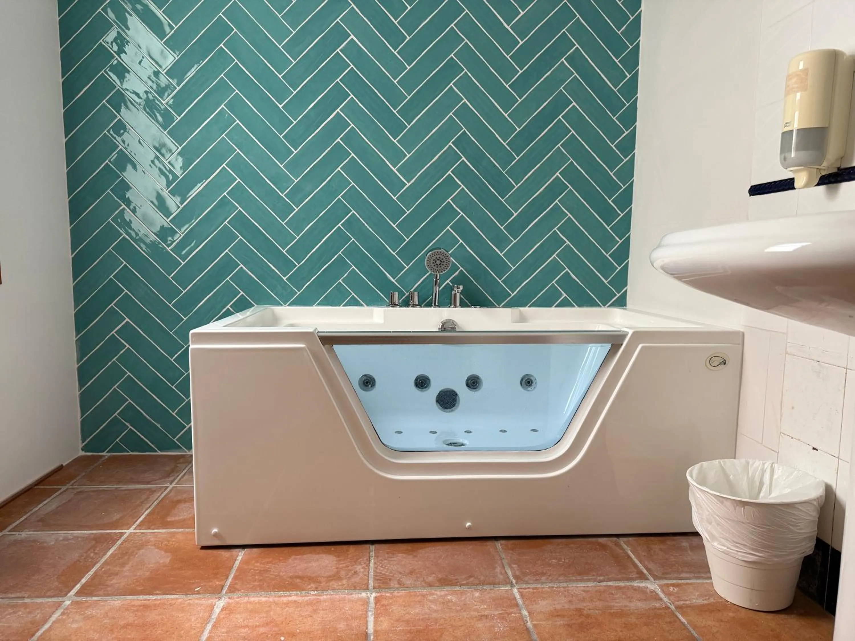 Hot Tub in Hostal Moscatel