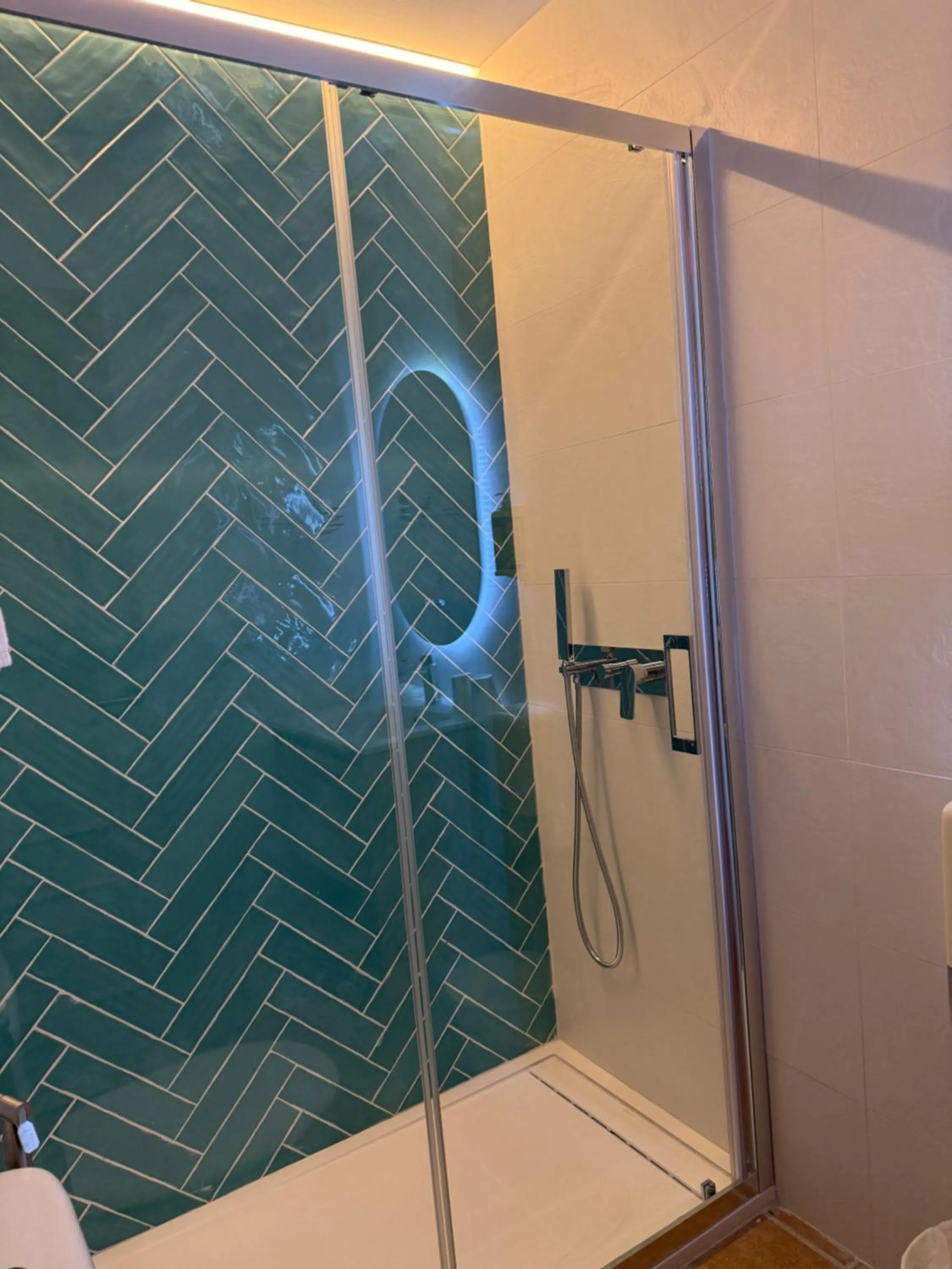 Shower in Hostal Moscatel