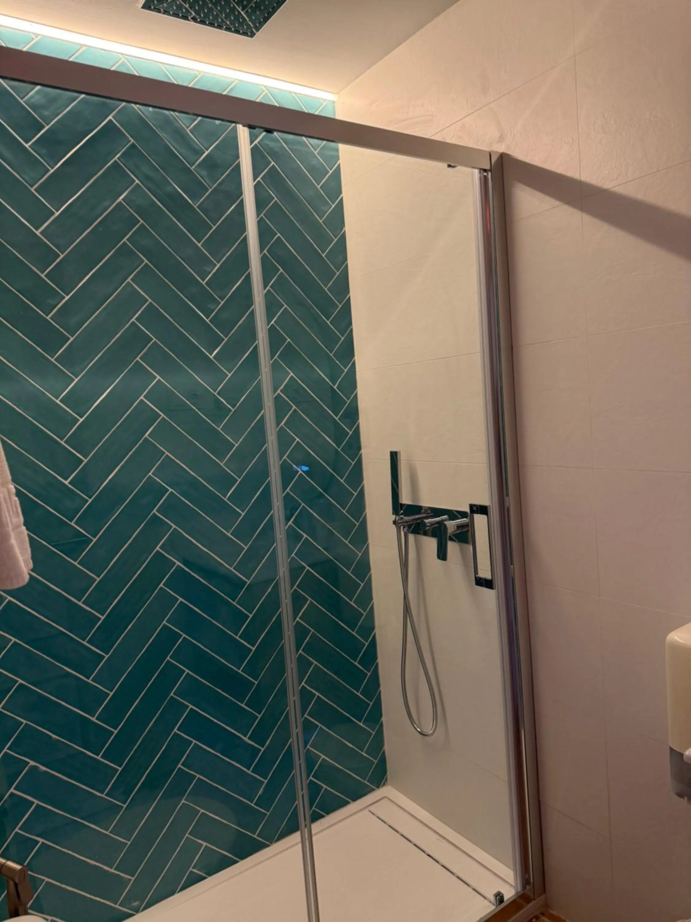 Shower in Hostal Moscatel