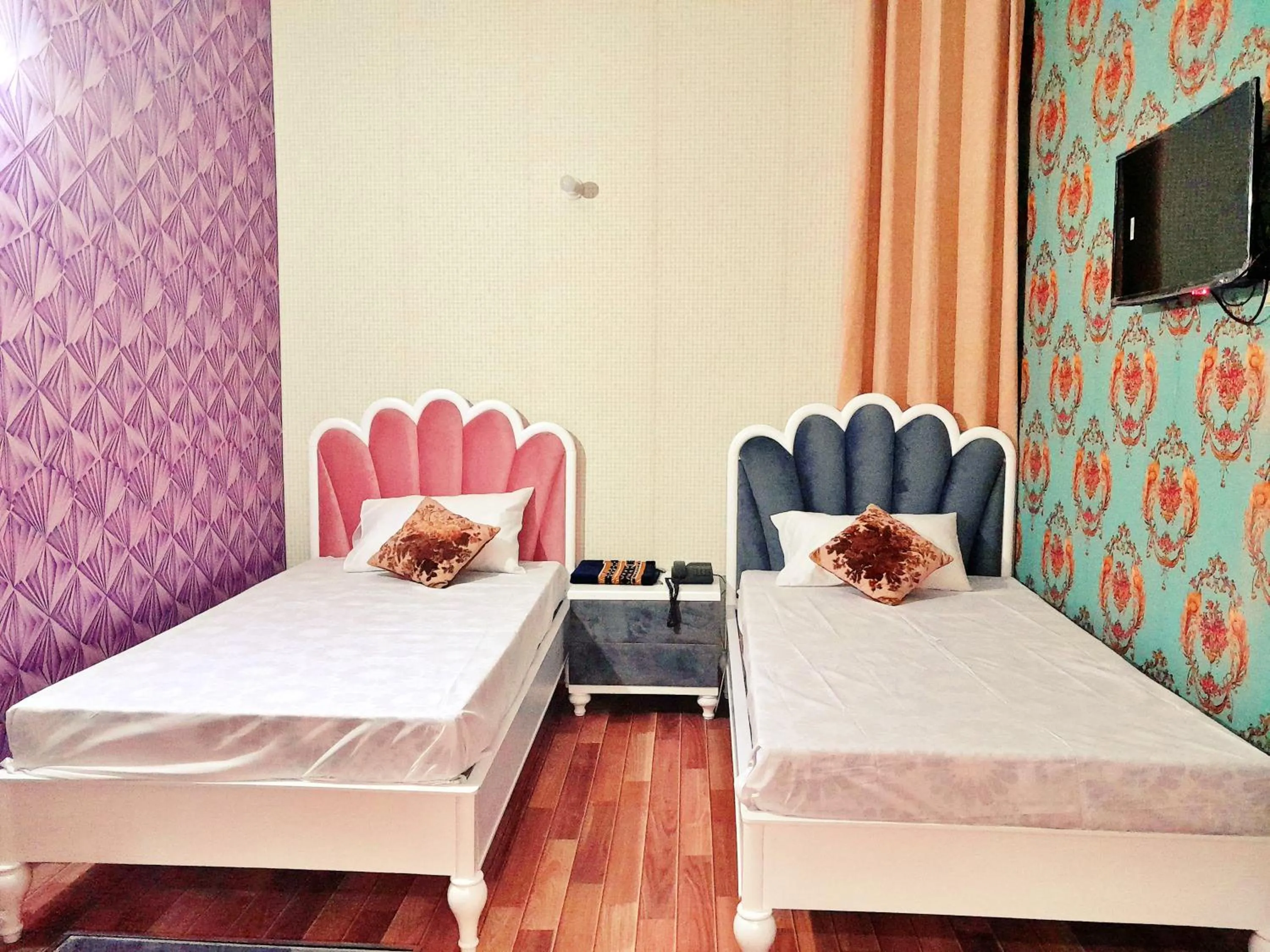 Bed in Hotel Rose One Lahore