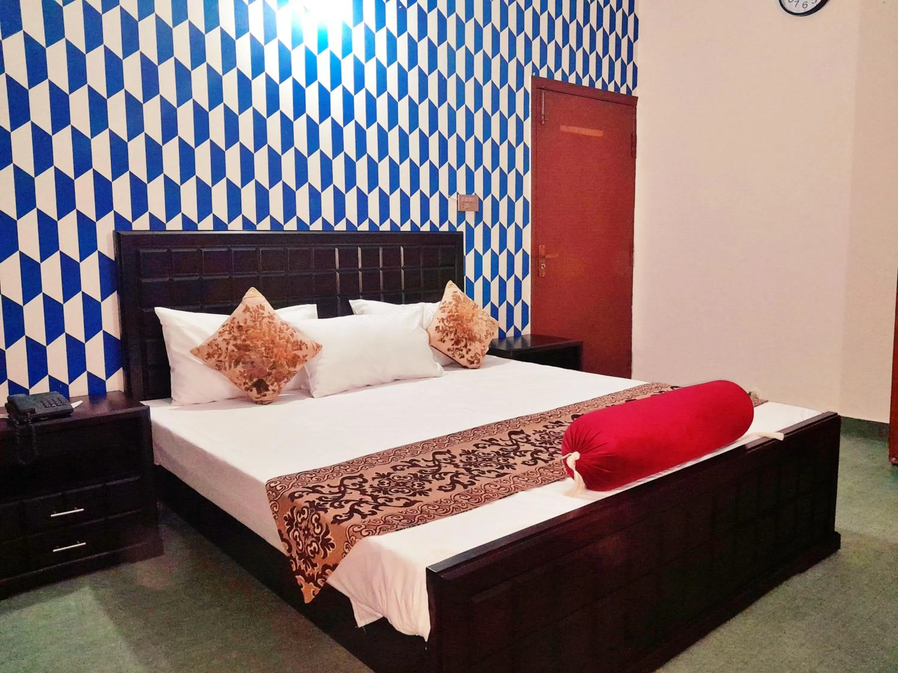 Bed in Hotel Rose One Lahore