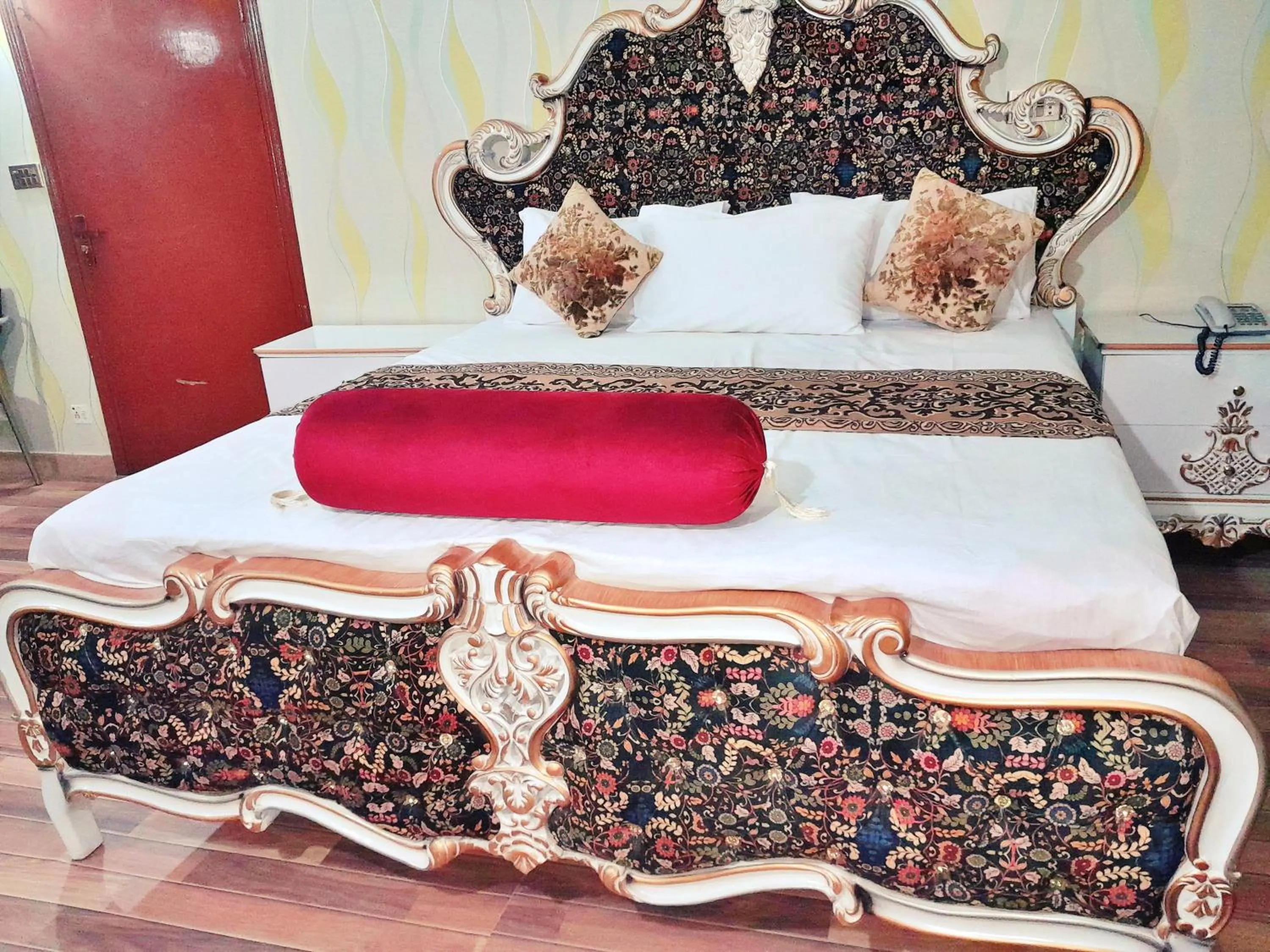 Bed in Hotel Rose One Lahore