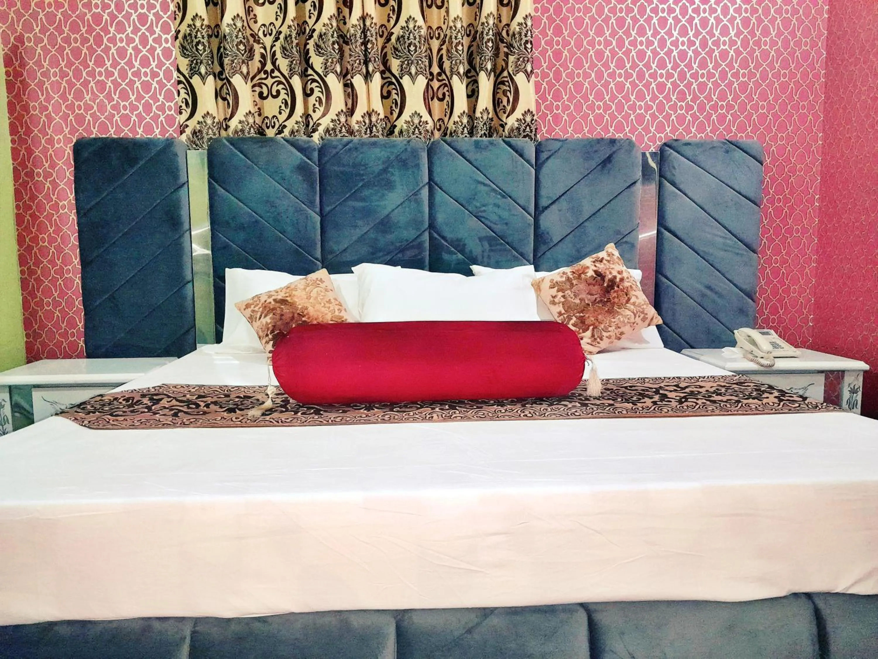 Bed in Hotel Rose One Lahore