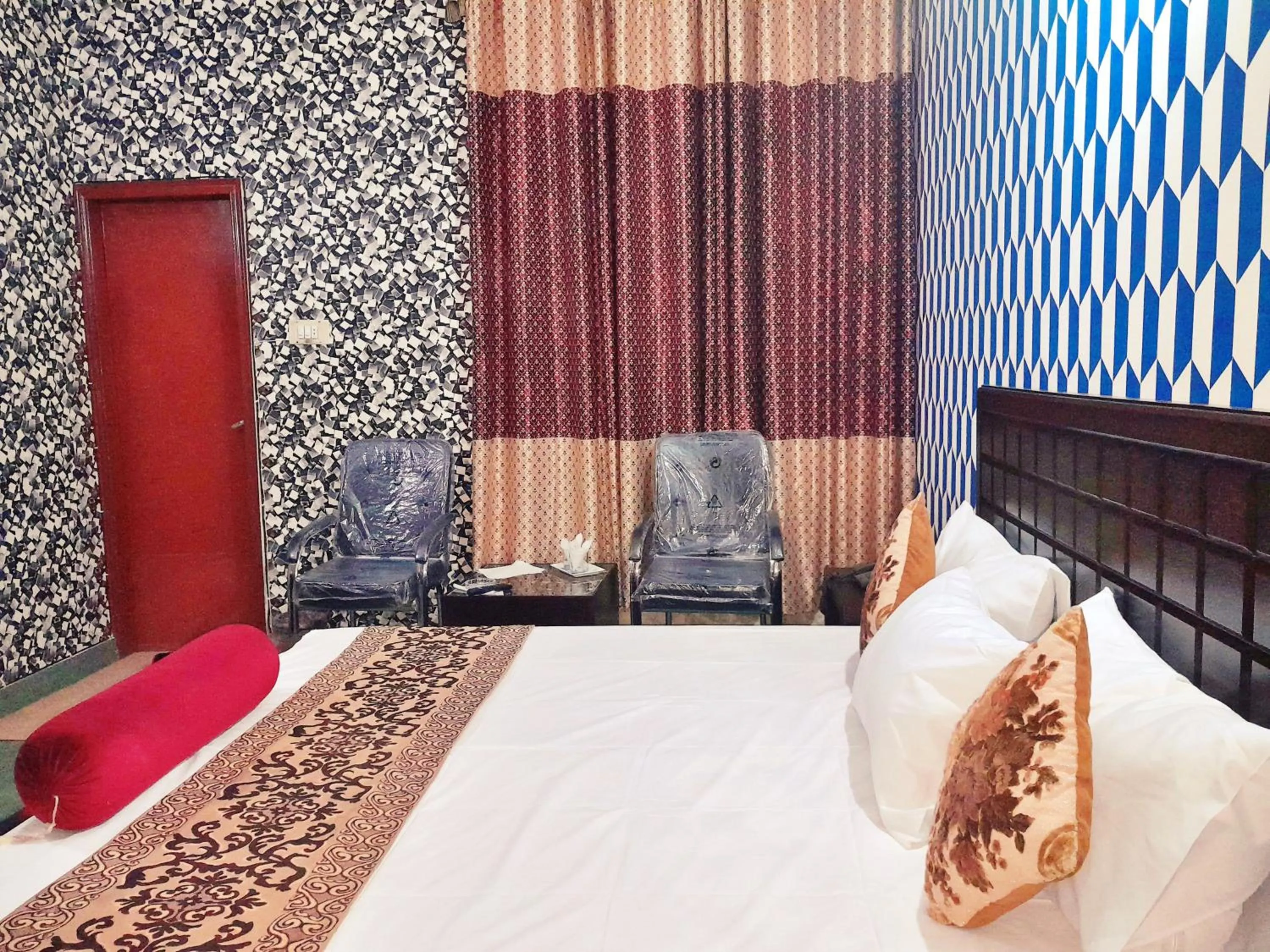 Bed in Hotel Rose One Lahore