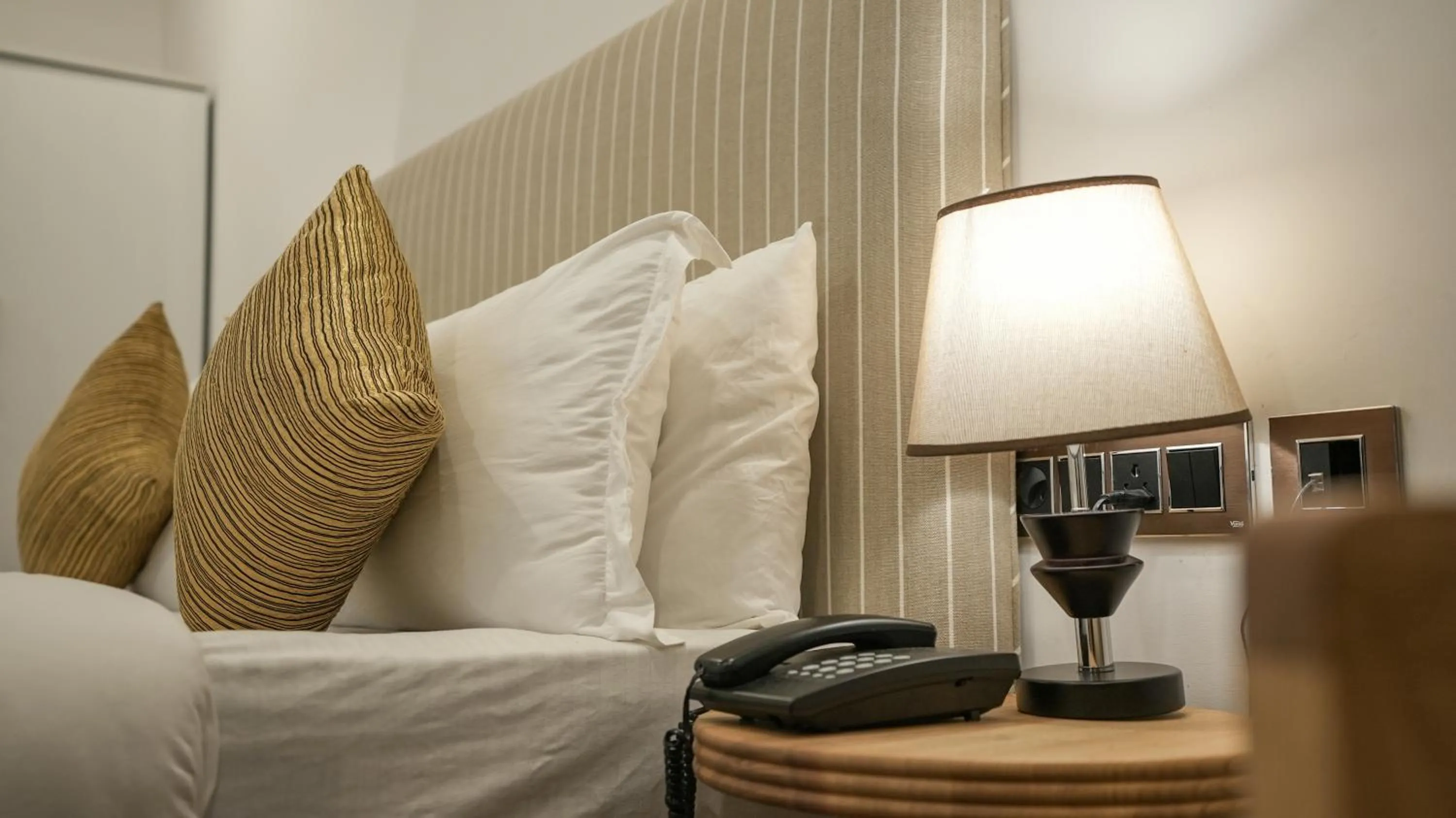 Bed in Prive by Whiteflower