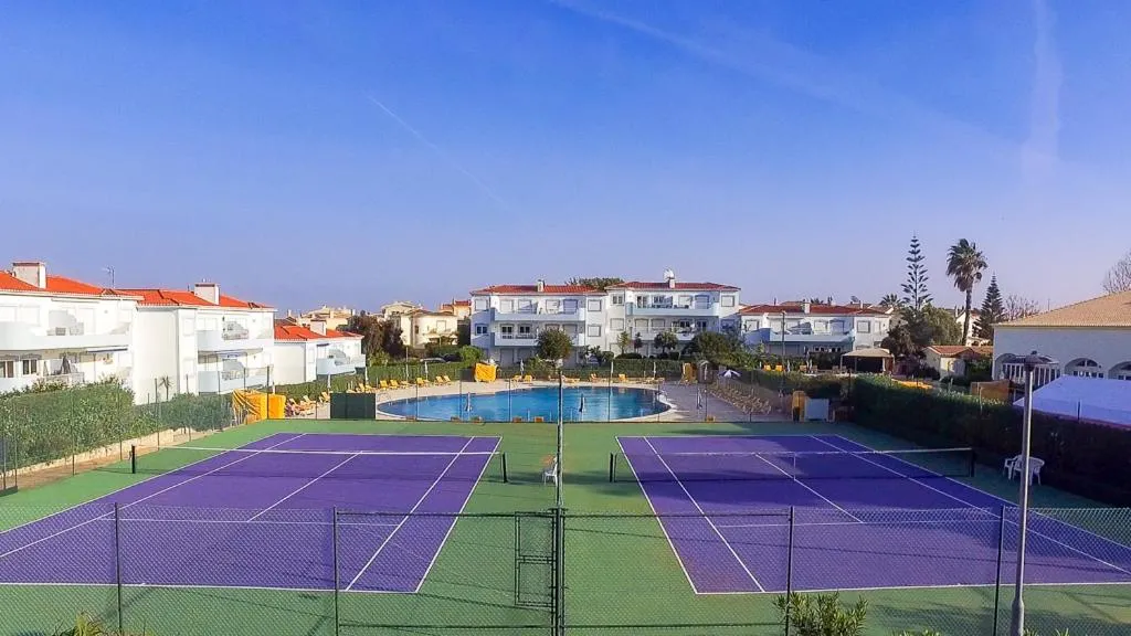 Pool View 2 bedroom 1st floor apartment, Oasis Parque near Alvor AT14