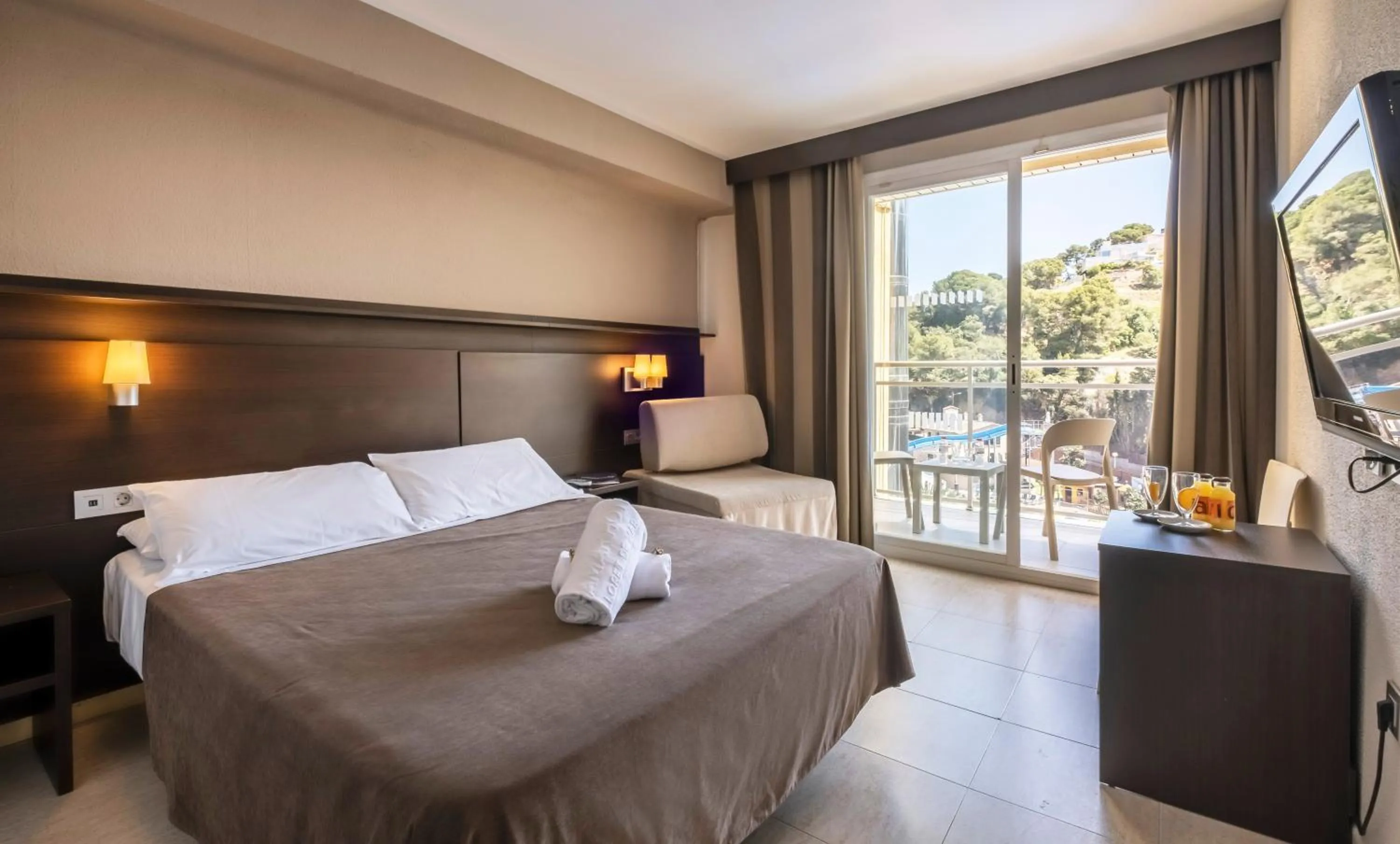 Pool view, Bed in Hotel Rosamar Garden Resort 4*