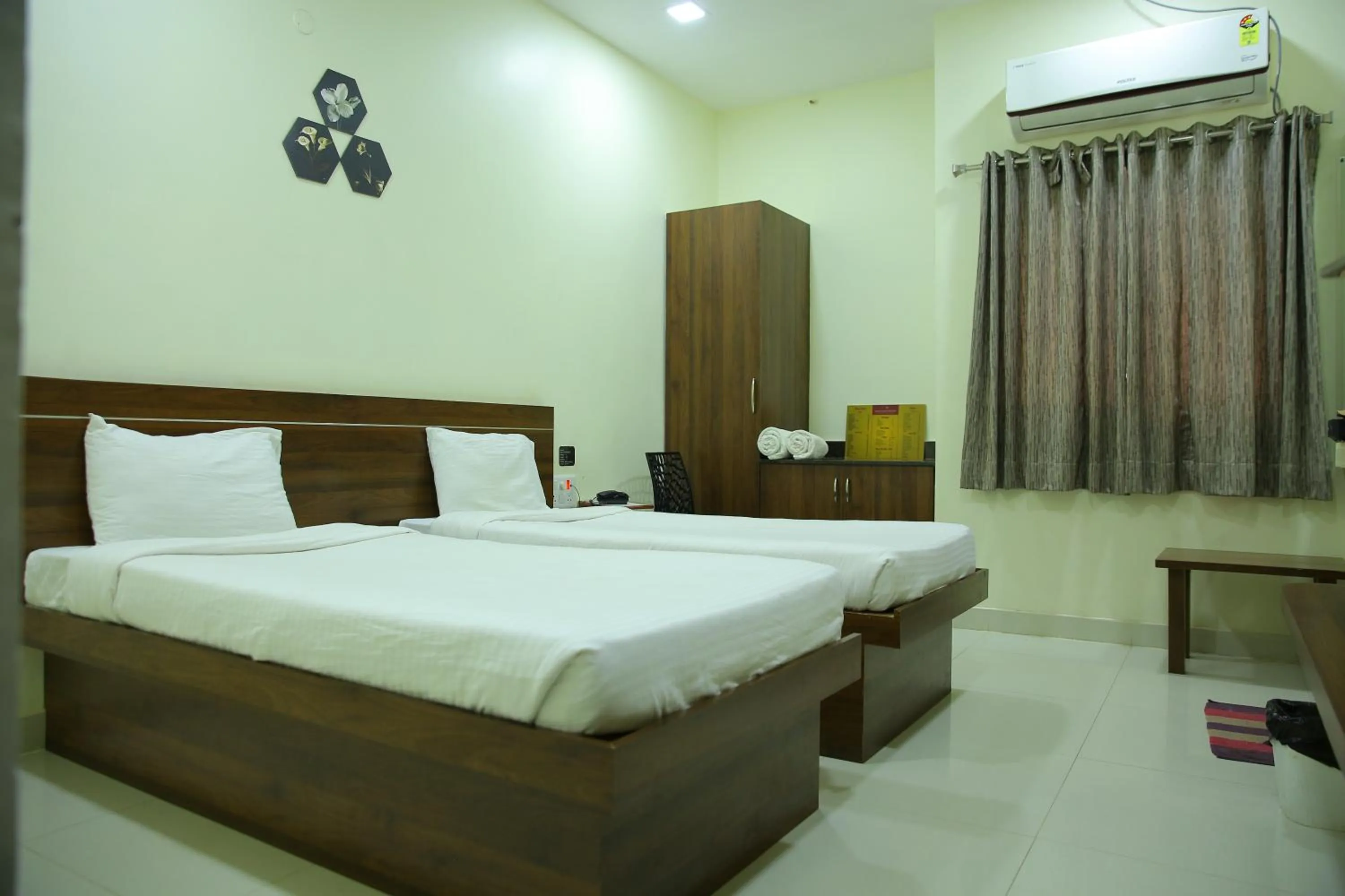 Bed in Hotel Maruthi Inn